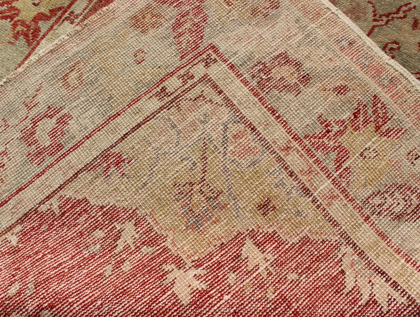 20ième siècle Tapis turc Oushak vintage avec médaillon géométrique et motifs floraux 3'5 x 5'6 en vente