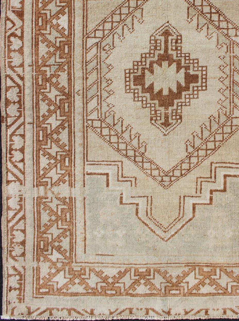 Maße: 3'3 x 4'9 
Vintage Turkish Oushak Teppich mit geometrischem Medaillon in Burnt Sienna 3'3 x 4'9. Keivan Woven Arts / Teppich / EN-176079, Herkunftsland / Art: Türkei / Oushak, um 1940.

Dieser türkische Oushak-Teppich im Vintage-Stil zeichnet