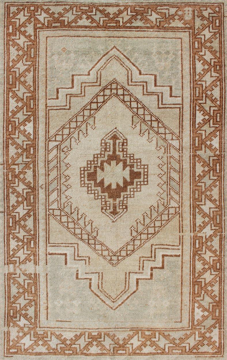 Vintage Türkisch Oushak Teppich mit geometrischen Medaillon in Burnt Sienna 3'3 x 4'9 (Handgeknüpft) im Angebot