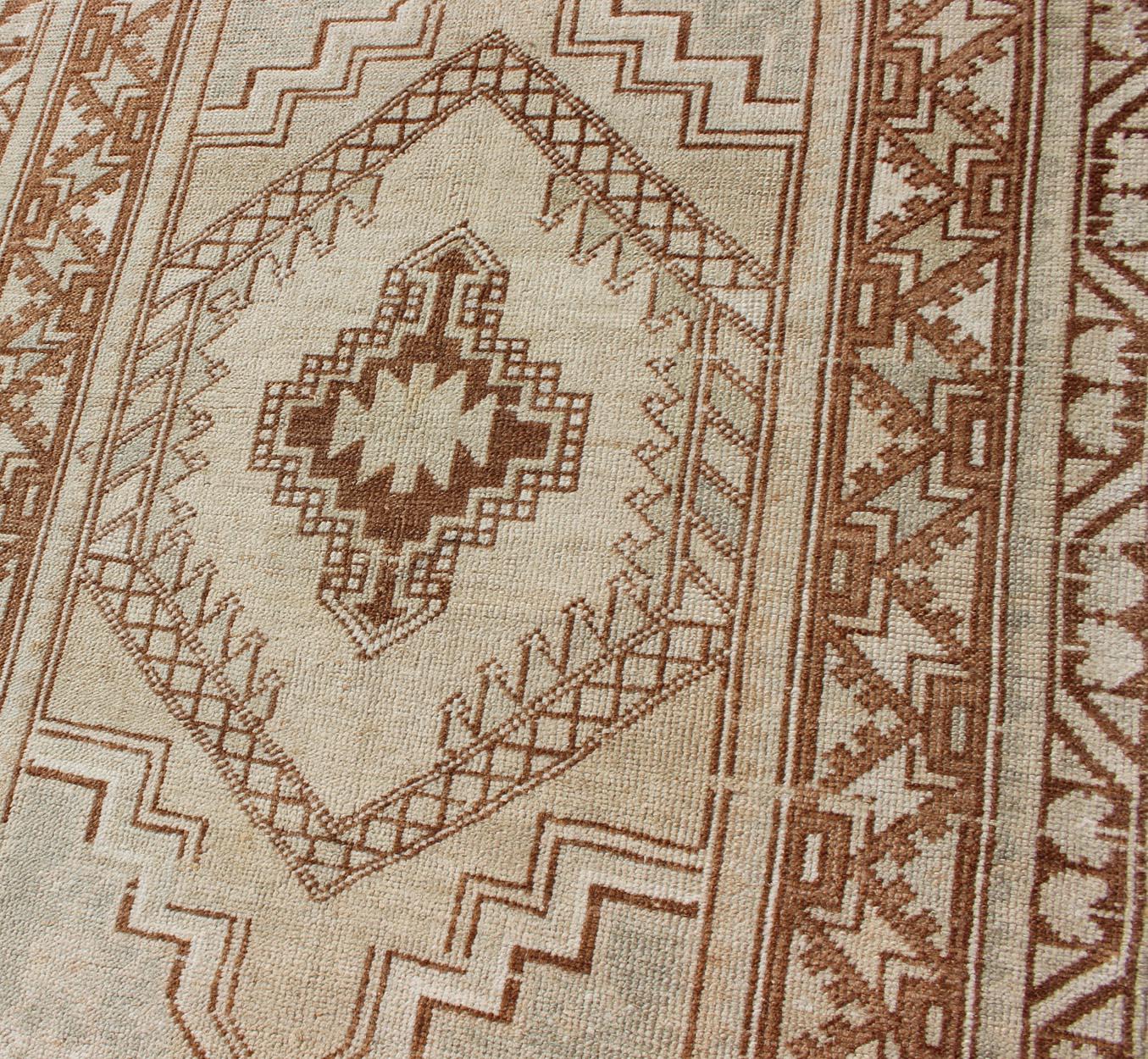 Vintage Türkisch Oushak Teppich mit geometrischen Medaillon in Burnt Sienna 3'3 x 4'9 im Zustand „Gut“ im Angebot in Atlanta, GA