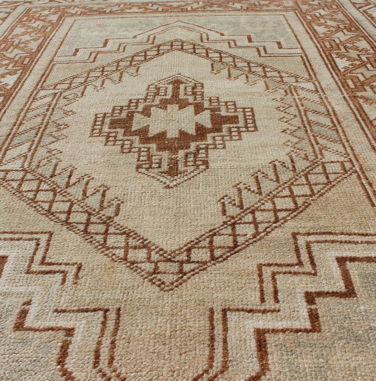 Vintage Türkisch Oushak Teppich mit geometrischen Medaillon in Burnt Sienna 3'3 x 4'9 (Wolle) im Angebot