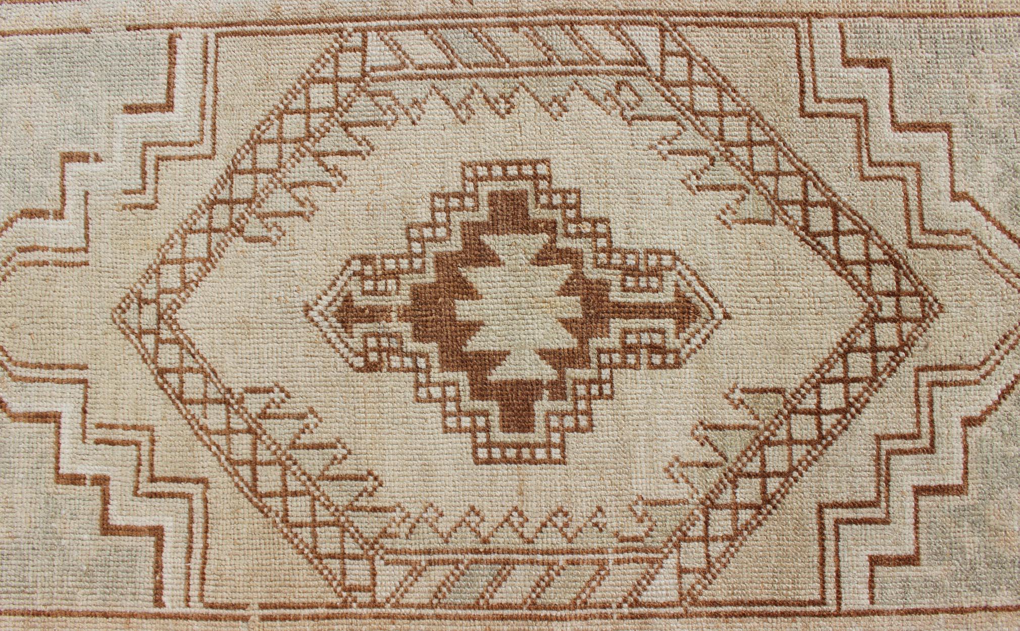 Vintage Türkisch Oushak Teppich mit geometrischen Medaillon in Burnt Sienna 3'3 x 4'9 im Angebot 1