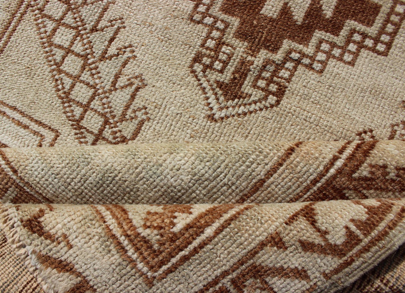 Vintage Türkisch Oushak Teppich mit geometrischen Medaillon in Burnt Sienna 3'3 x 4'9 im Angebot 2