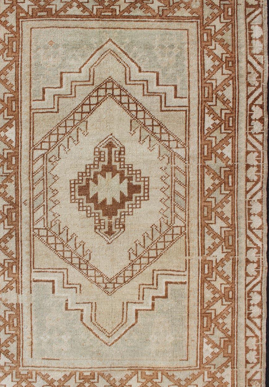 Vintage Türkisch Oushak Teppich mit geometrischen Medaillon in Burnt Sienna 3'3 x 4'9 im Angebot 3