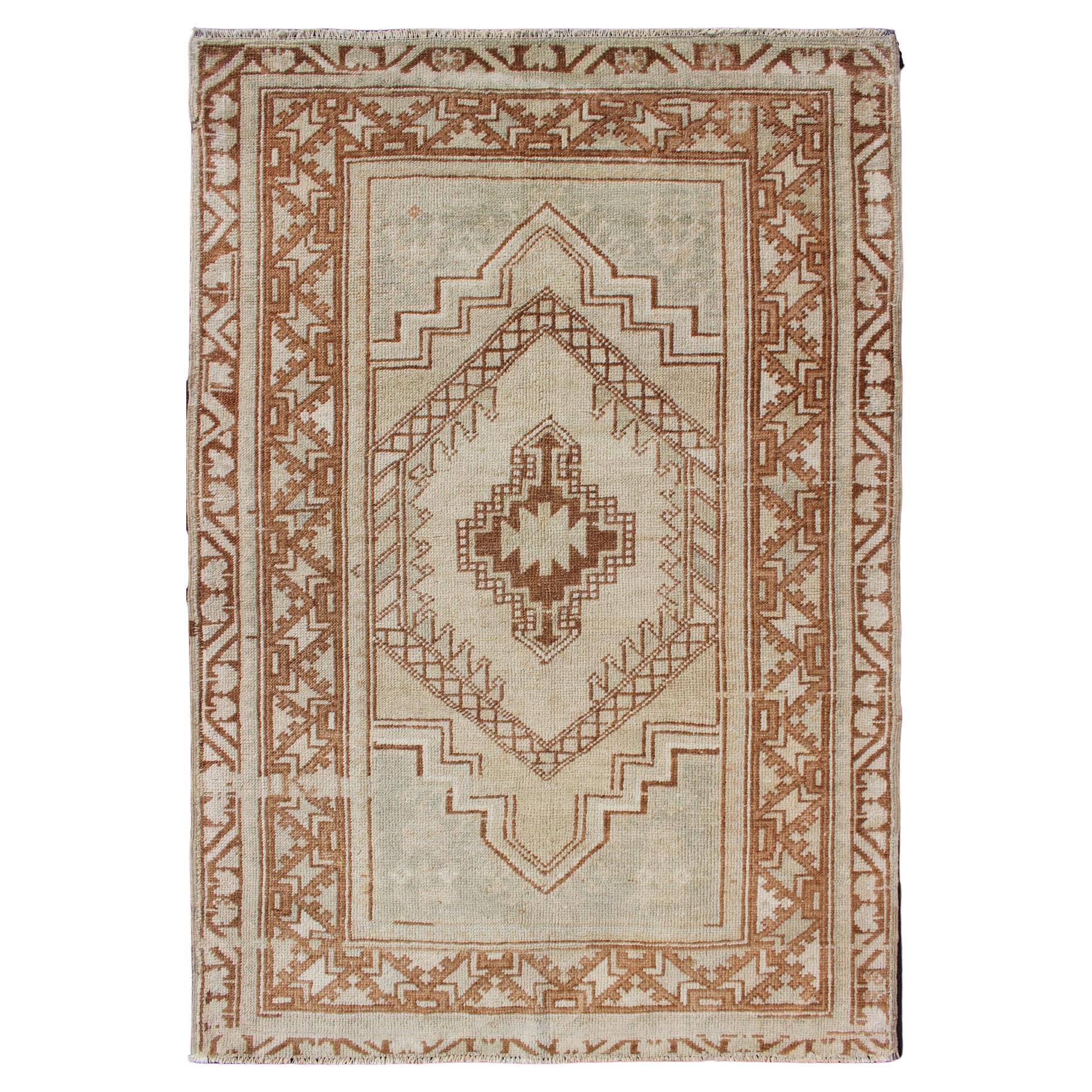 Vintage Türkisch Oushak Teppich mit geometrischen Medaillon in Burnt Sienna 3'3 x 4'9 im Angebot