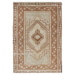 Tapis Oushak turc vintage avec médaillon géométrique en terre de Sienne brûlée 3'3 x 4'9