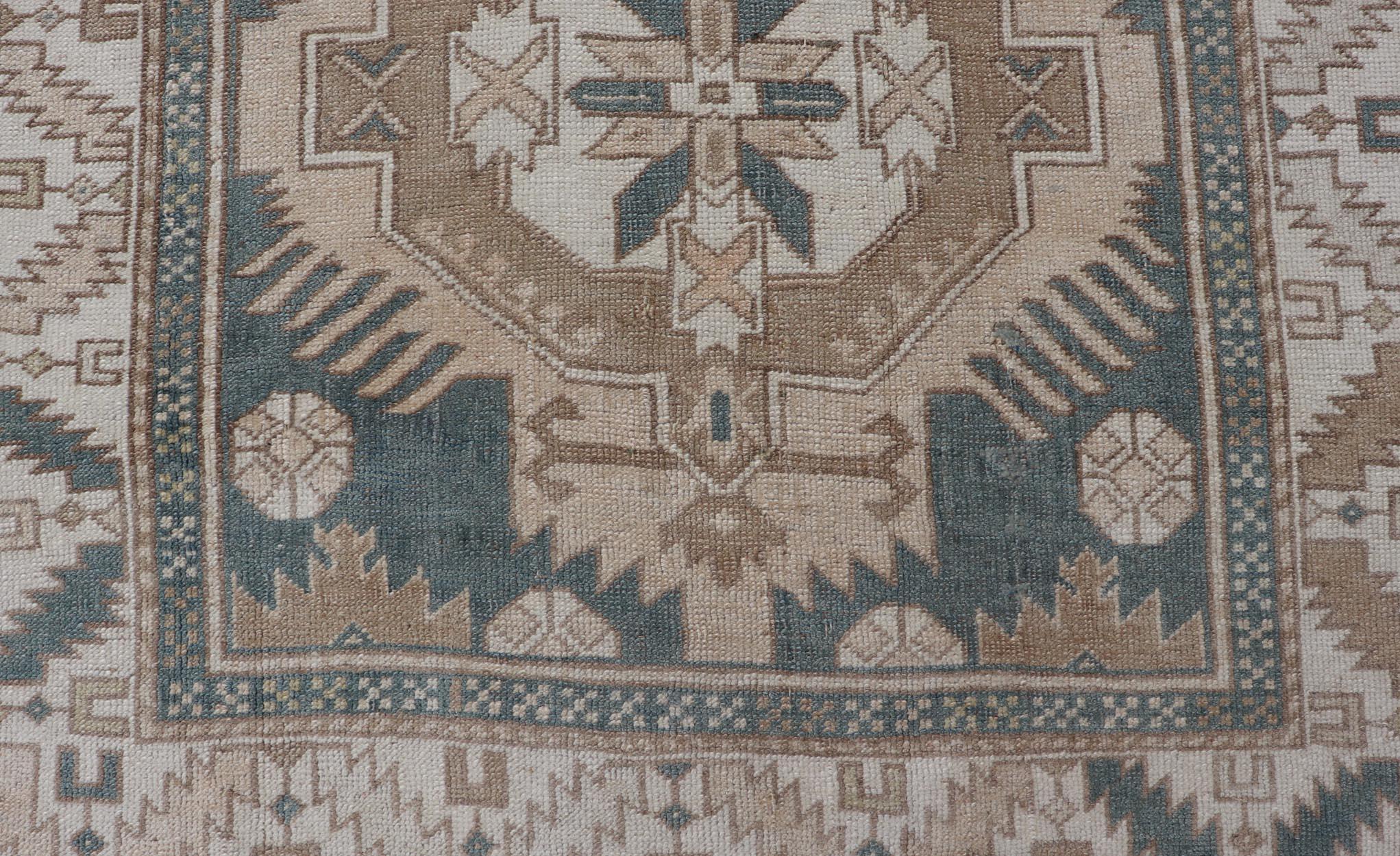 Tappeto Oushak turco vintage con medaglioni geometrici 3'10