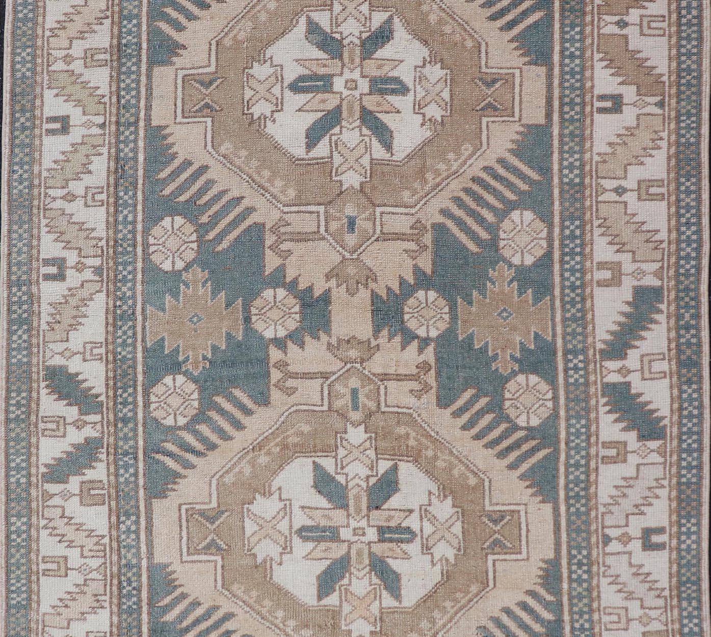 Annodato a mano Tappeto Oushak turco vintage con medaglioni geometrici 3'10