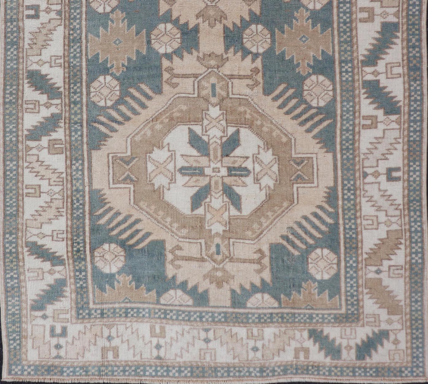 Tappeto Oushak turco vintage con medaglioni geometrici 3'10