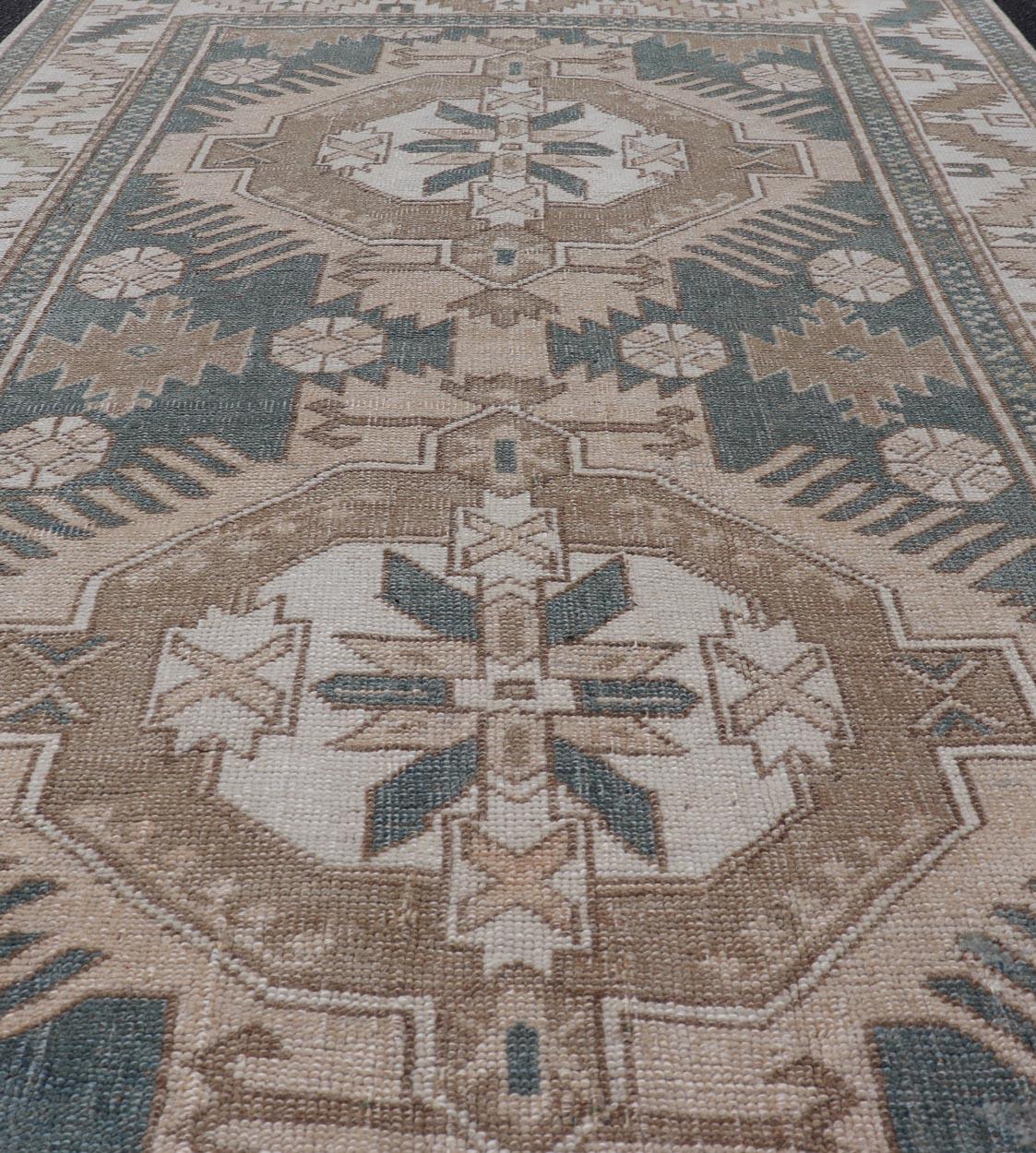 Tappeto Oushak turco vintage con medaglioni geometrici 3'10
