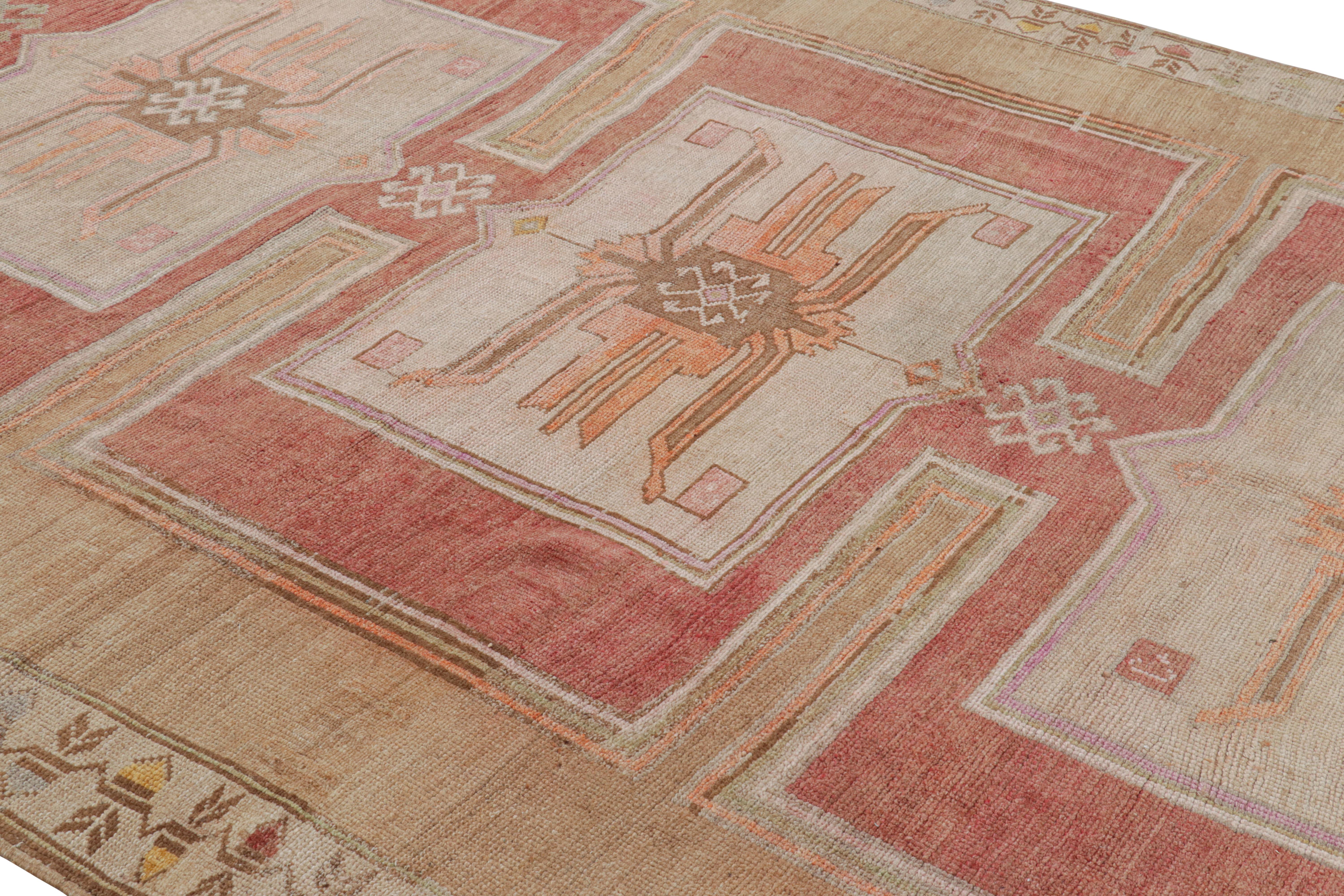 Noué à la main en laine, ce tapis Oushak turc vintage 9x14 présente des médaillons proéminents et des motifs géométriques sur un champ beige-brun et rouge. 

Sur le Design : 

Les connaisseurs admireront cette pièce vintage personnelle destinée à