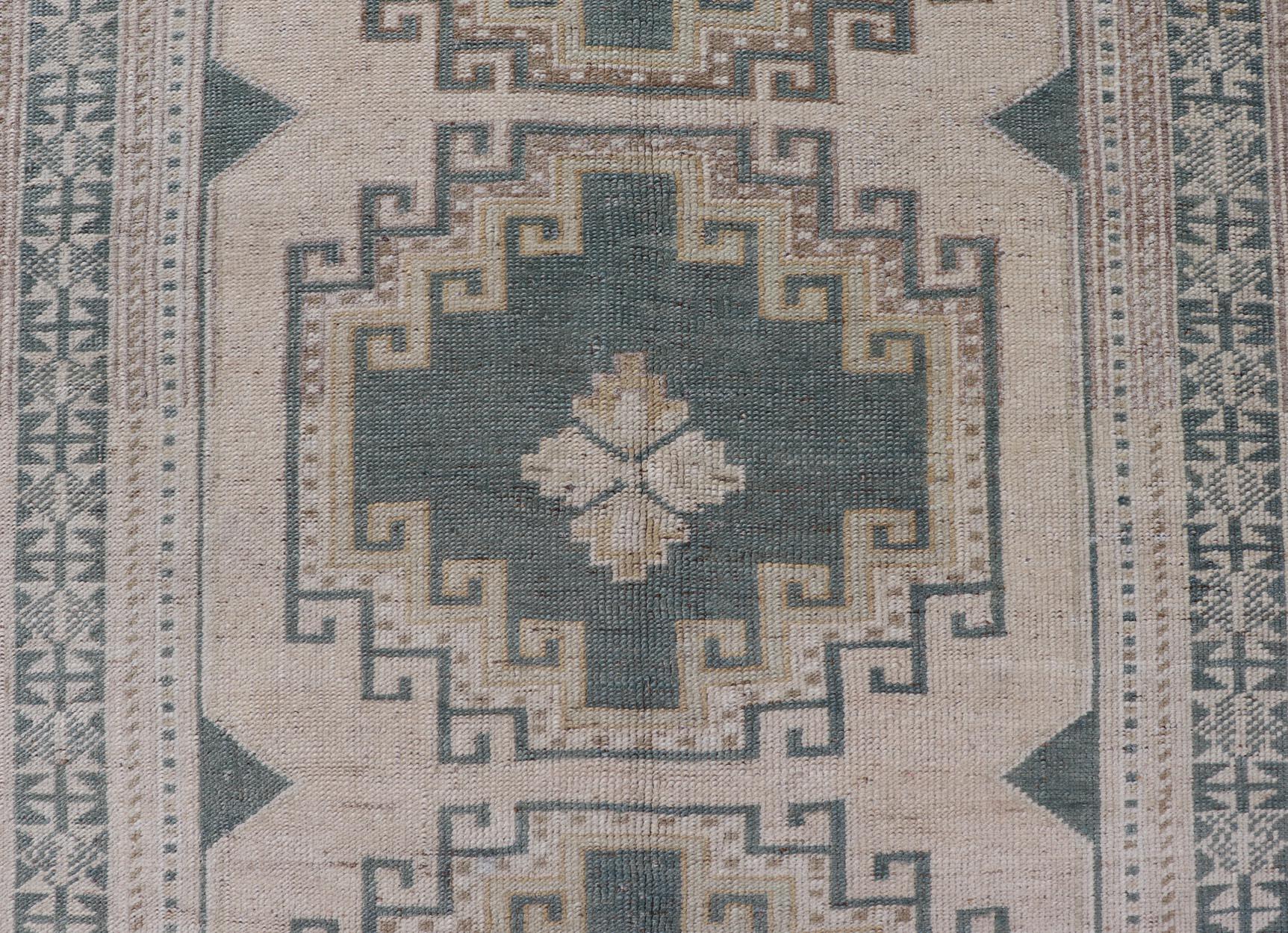 Vintage Turkish Oushak Rug With Geometric Medallions in Soft Green  3'3 x 6'1 In Good Condition In Atlanta, GA