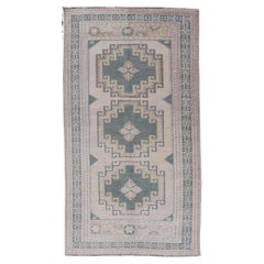 Türkischer Oushak-Teppich im Vintage-Stil mit geometrischen Medaillons in weichem Grün  3
3 x 6
1