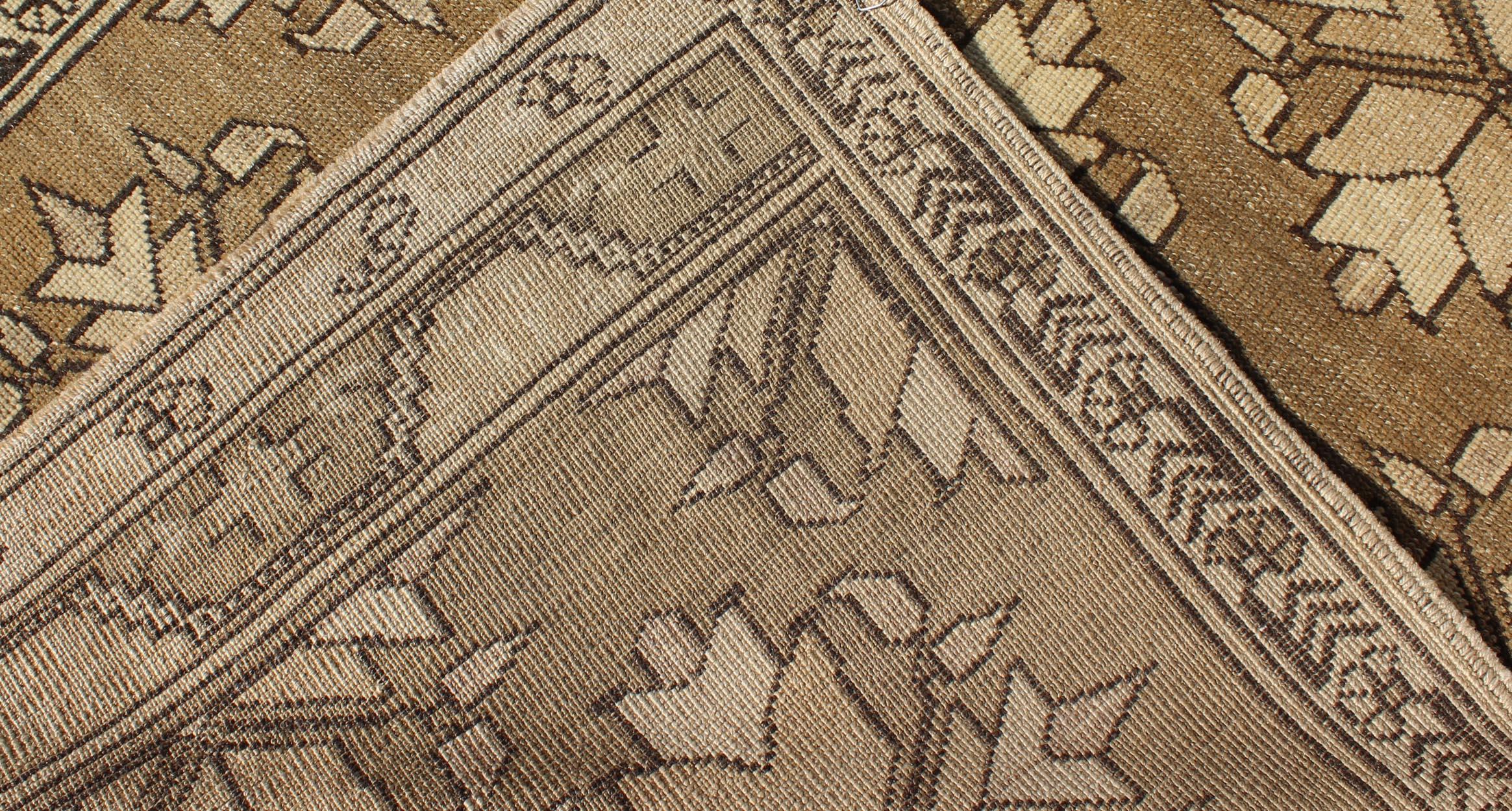 Measures: 3'2 x 4'4
Vintage Turkish Oushak Rug with Geometric Floral Motifs in Warm Beige 3'2 x 4'4. Keivan Woven Arts / Rug/TU-TRS-95079, country of origin / type: Turkey / Oushak, circa 1940.

This vintage Turkish Oushak rug showcases an exquisite
