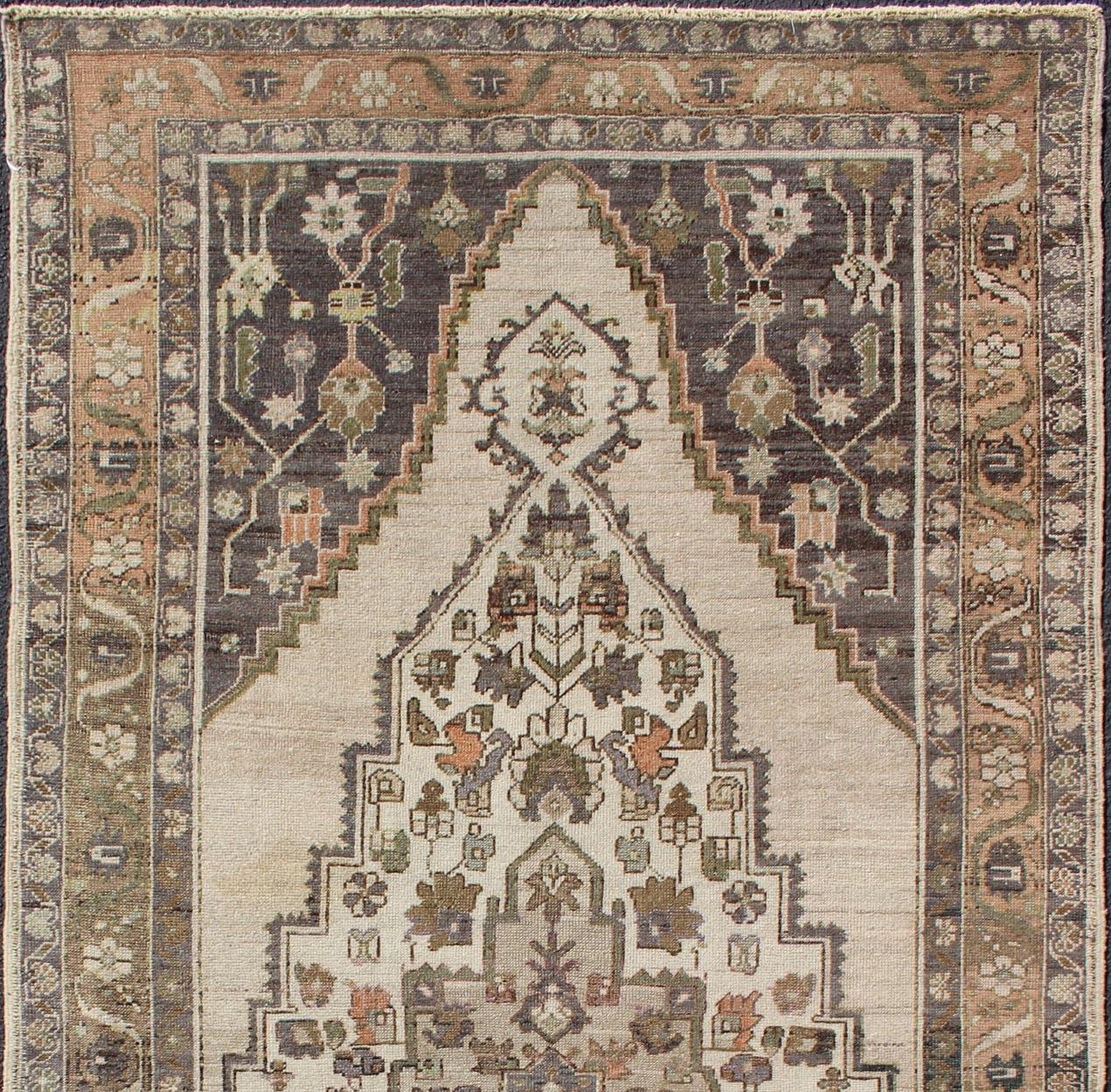 Vintage Türkisch Oushak Teppich mit Elfenbein Feld und Deep Lavendel und Sage4'9 x 9'10 im Angebot 5