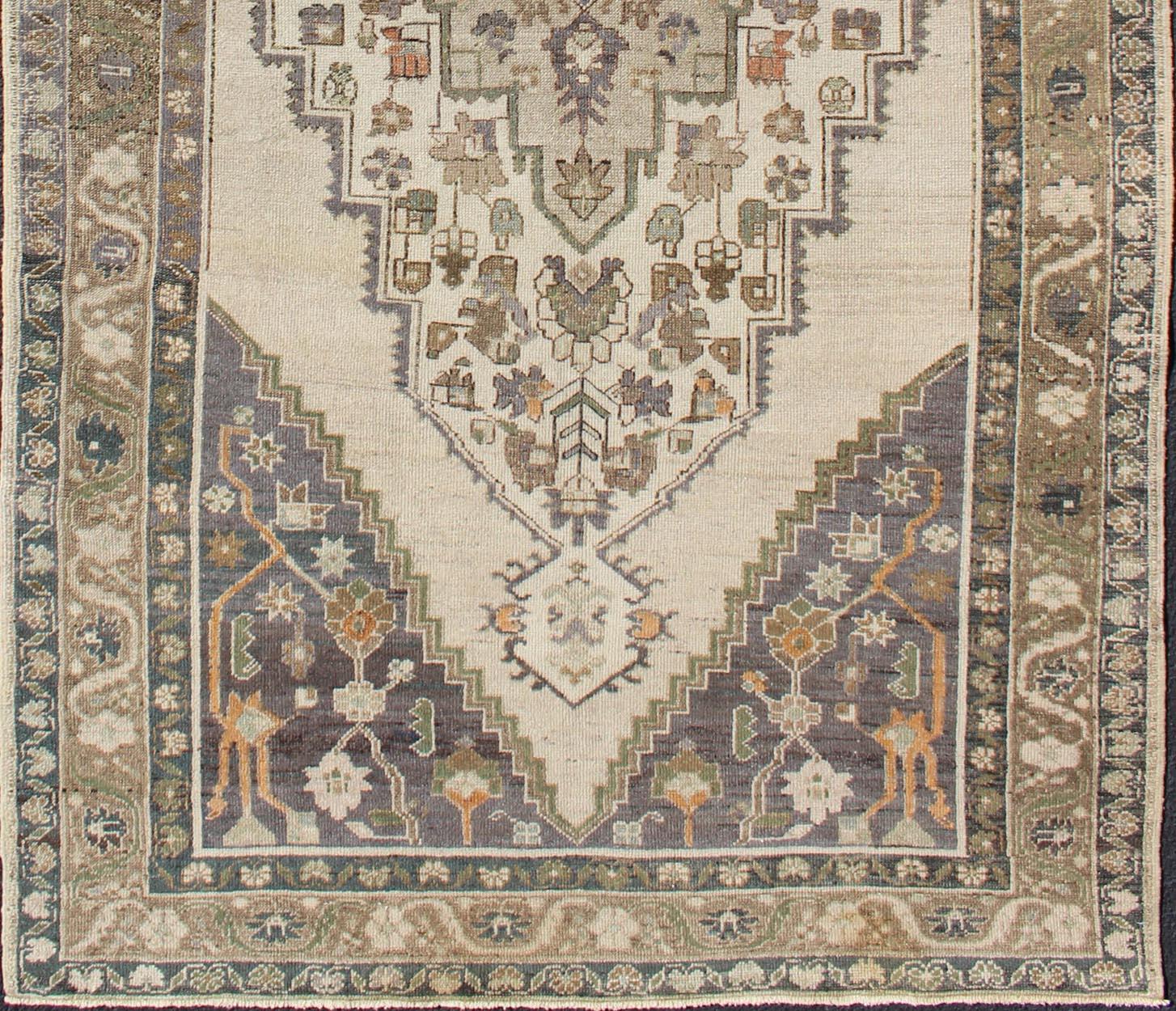 Maße: 4'9 x 9'10 
Vintage Türkisch Oushak Teppich mit Elfenbein Feld und Deep Lavendel und Sage4'9 x 9'10. Keivan Woven Arts / Teppich /TU-DUR-4816, Herkunftsland / Typ: Türkei / Oushak, um 1940.

Dieser türkische Vintage-Oushak-Teppich zeigt ein