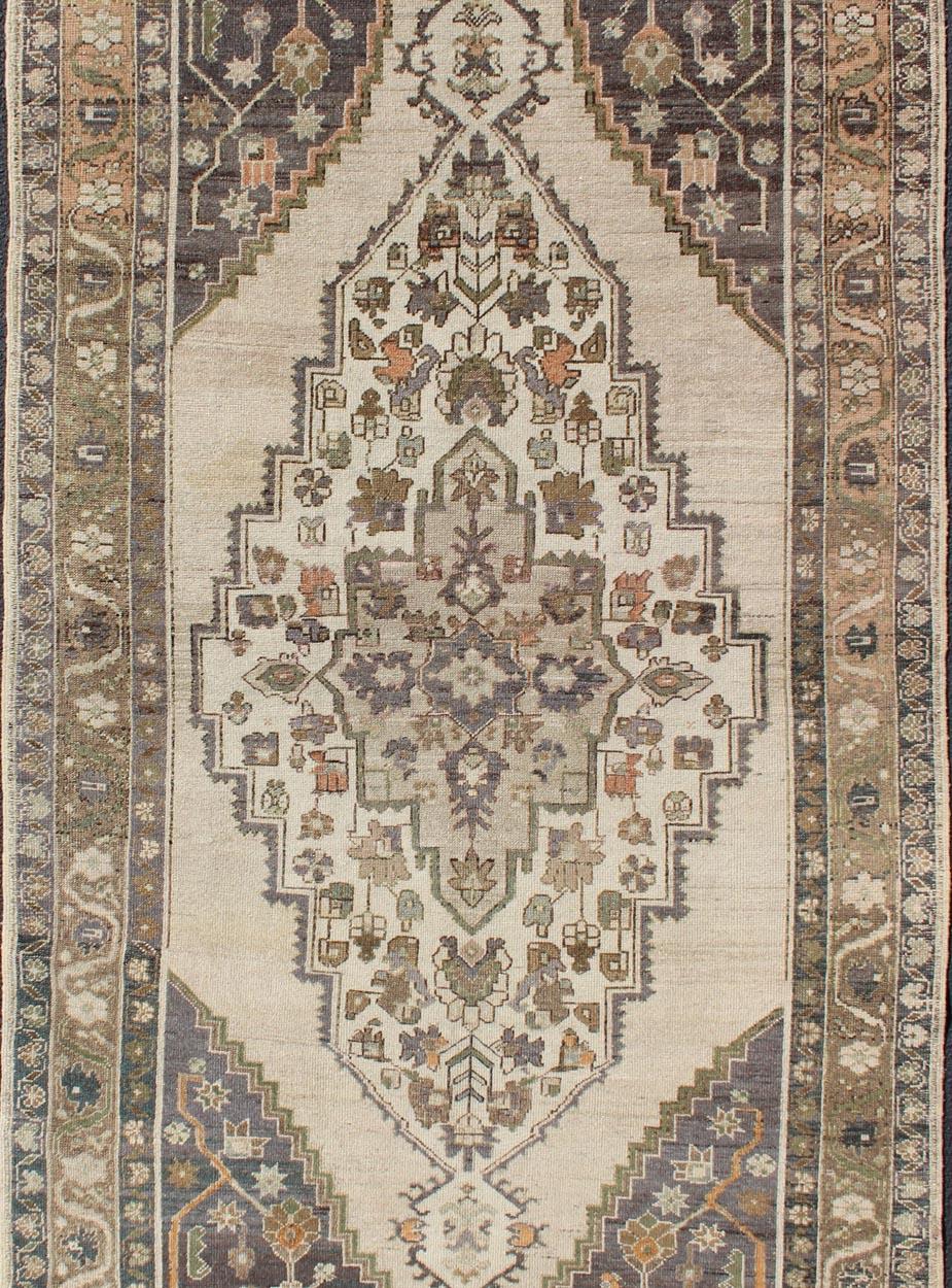 Vintage Türkisch Oushak Teppich mit Elfenbein Feld und Deep Lavendel und Sage4'9 x 9'10 (Handgeknüpft) im Angebot