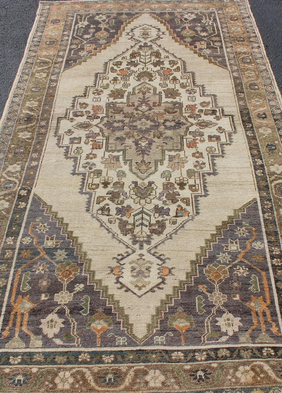 Vintage Türkisch Oushak Teppich mit Elfenbein Feld und Deep Lavendel und Sage4'9 x 9'10 (20. Jahrhundert) im Angebot