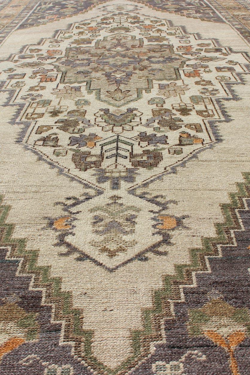Vintage Türkisch Oushak Teppich mit Elfenbein Feld und Deep Lavendel und Sage4'9 x 9'10 (Wolle) im Angebot