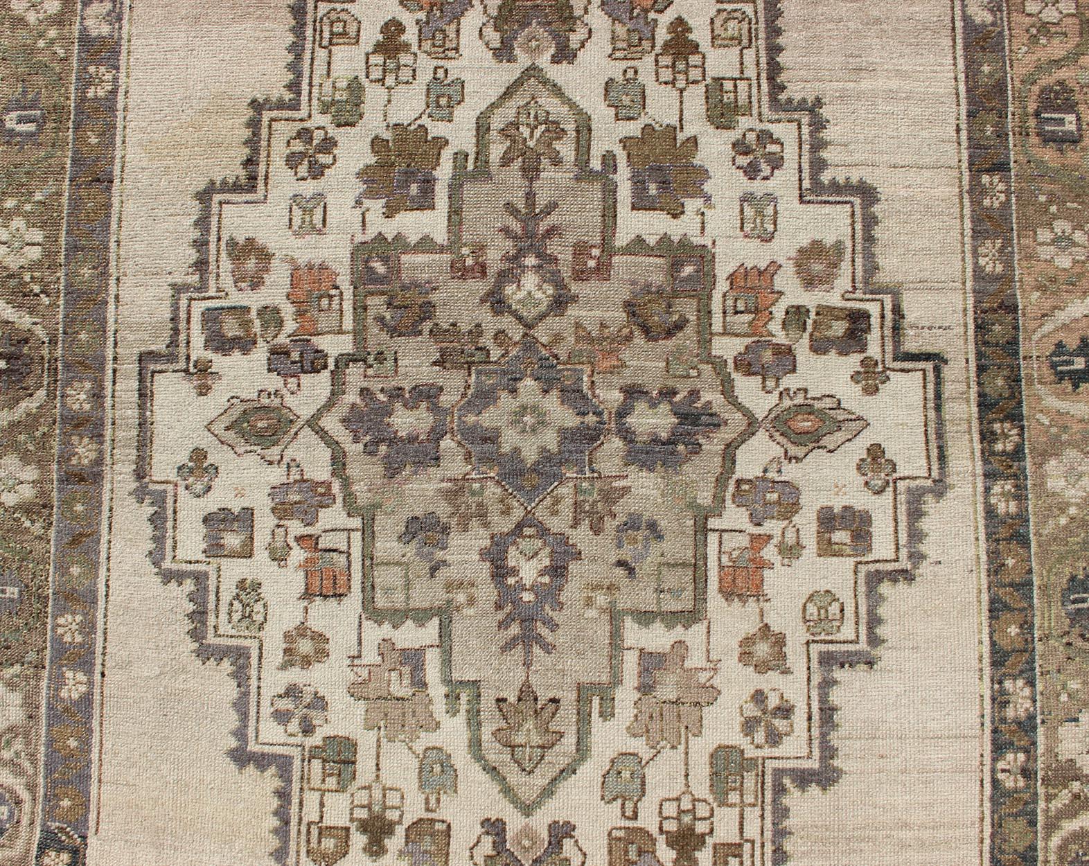 Vintage Türkisch Oushak Teppich mit Elfenbein Feld und Deep Lavendel und Sage4'9 x 9'10 im Angebot 1