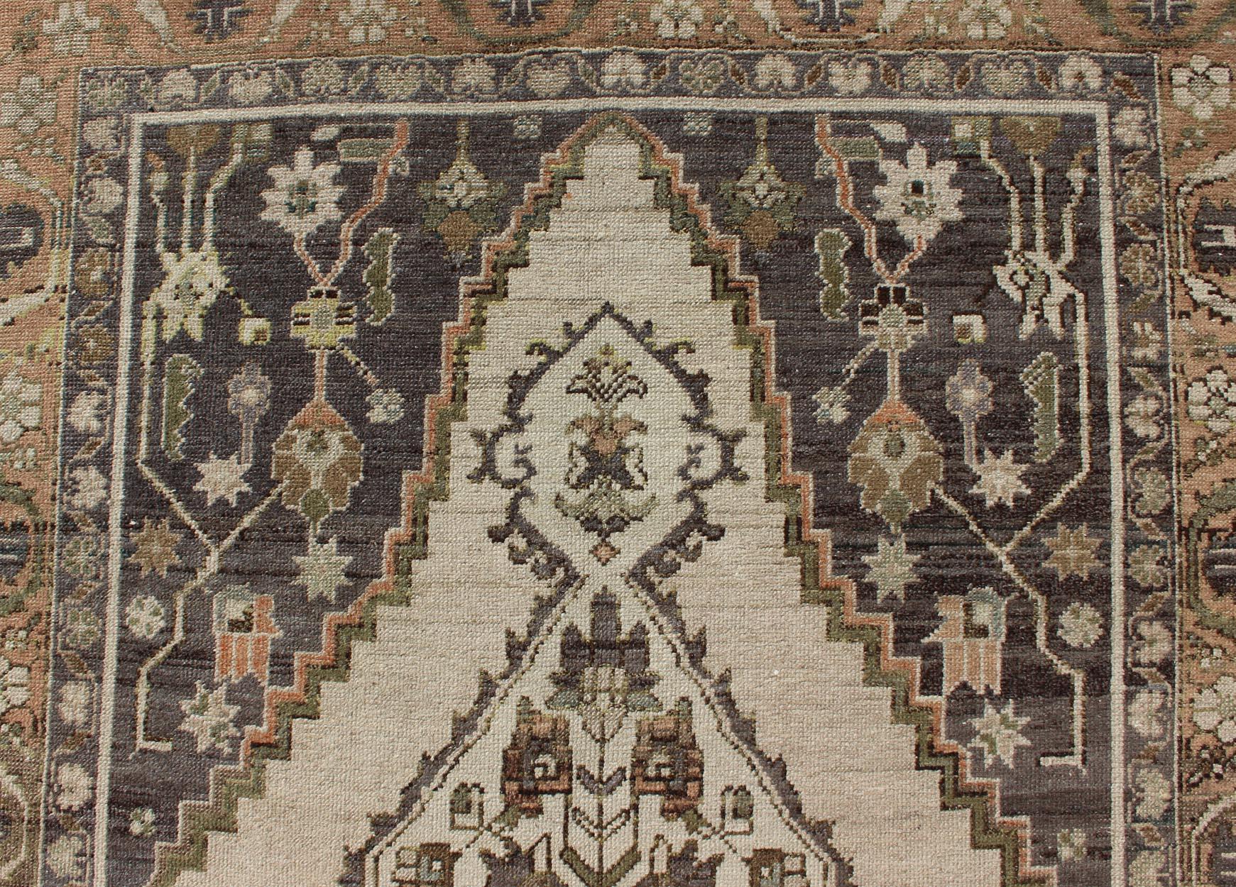 Vintage Türkisch Oushak Teppich mit Elfenbein Feld und Deep Lavendel und Sage4'9 x 9'10 im Angebot 2