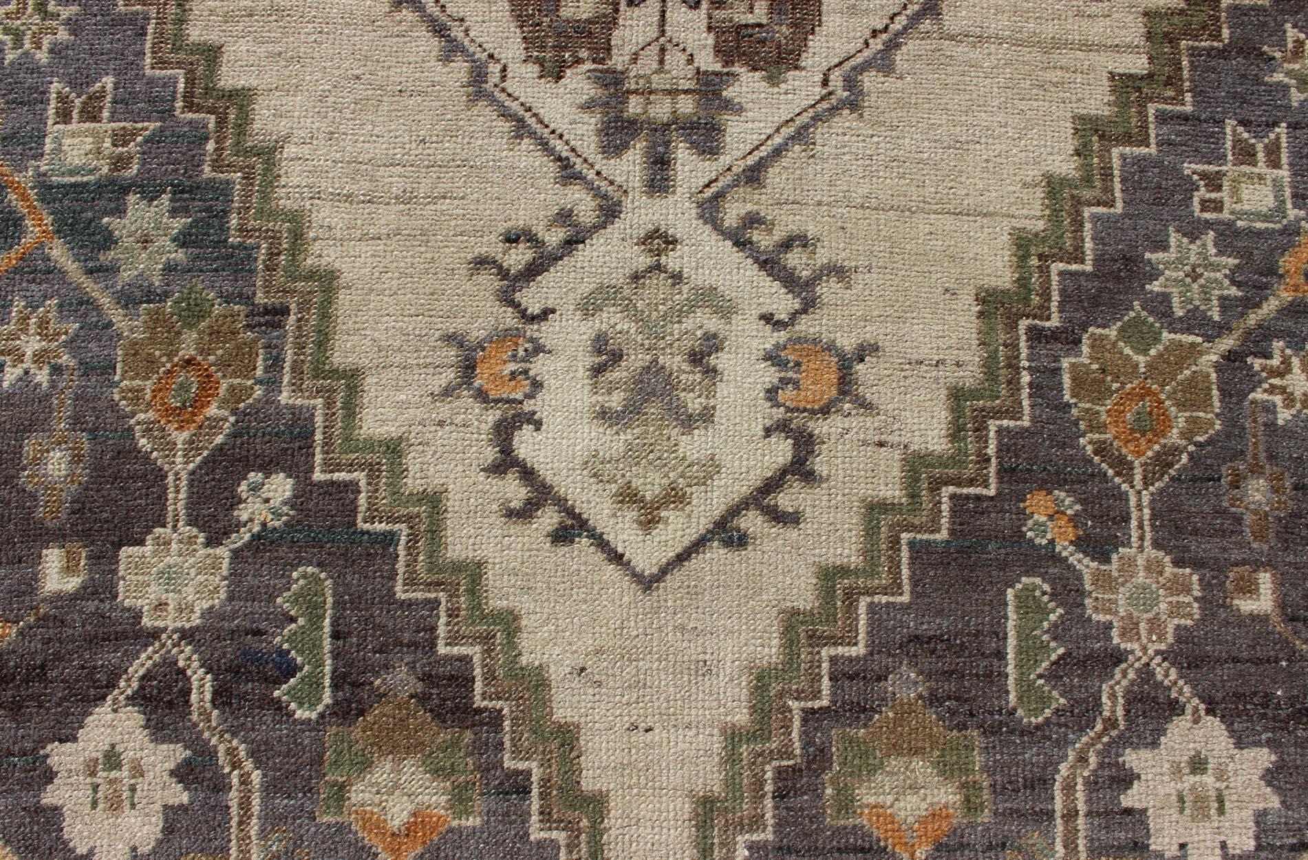 Vintage Türkisch Oushak Teppich mit Elfenbein Feld und Deep Lavendel und Sage4'9 x 9'10 im Angebot 3