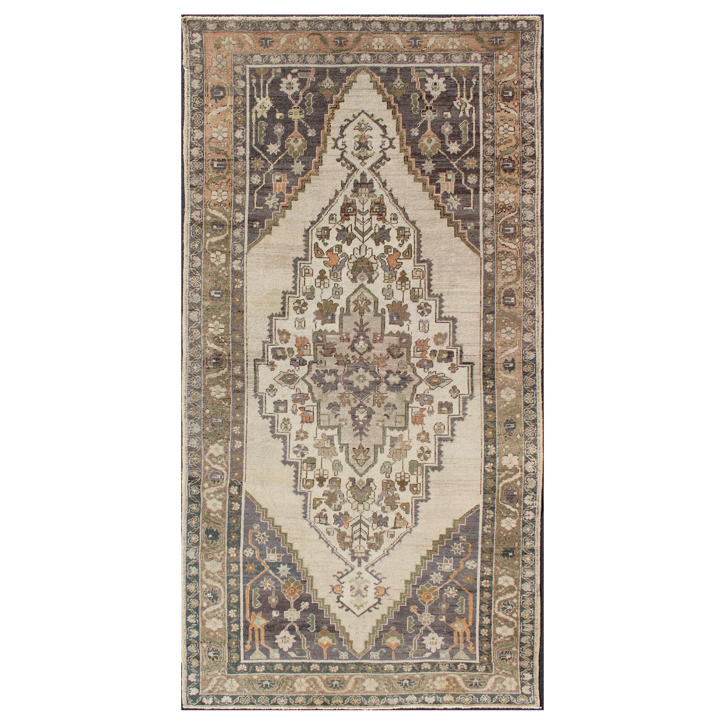 Tappeto vintage in Oushak turco con campo avorio, lavanda e salvia4'9 x 9'10
