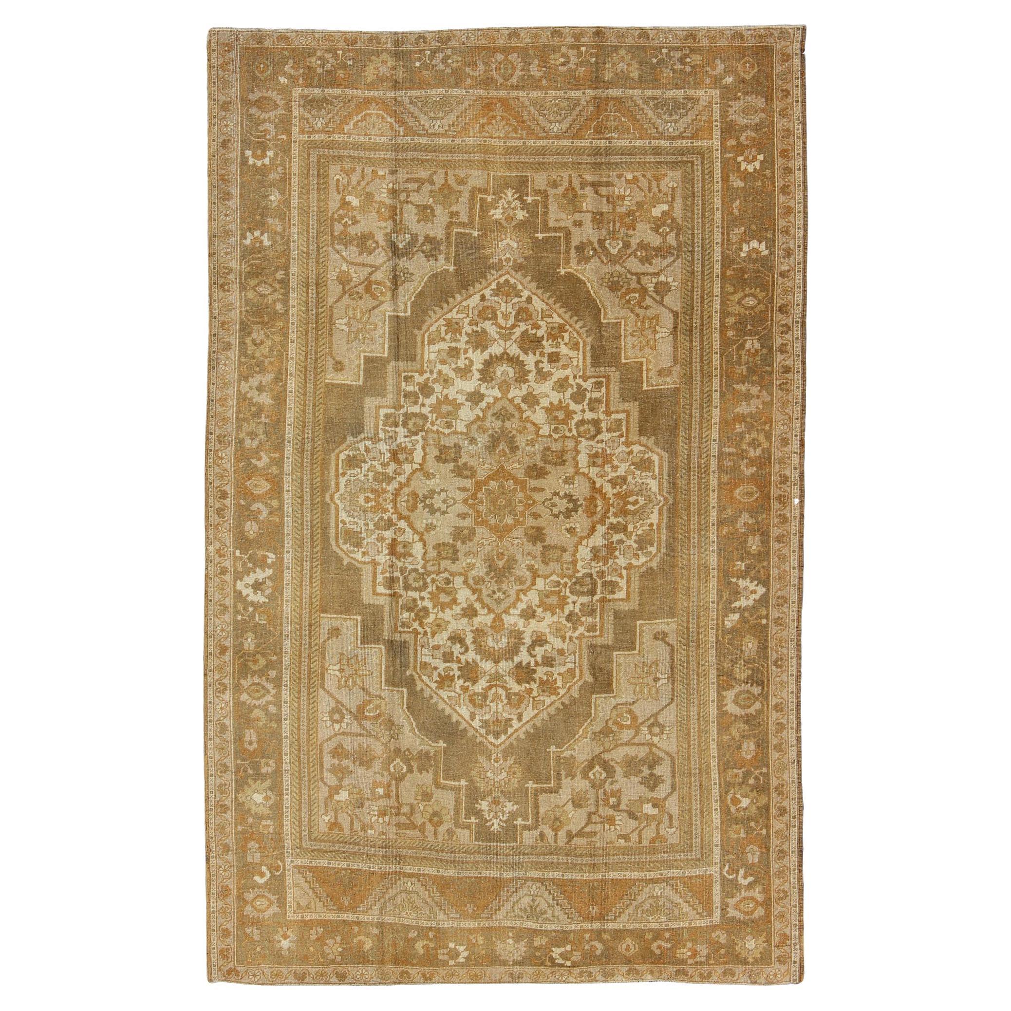Türkischer Oushak-Teppich mit elfenbeinfarbenem, hellbraunem, geblümtem Medaillonmuster, Vintage