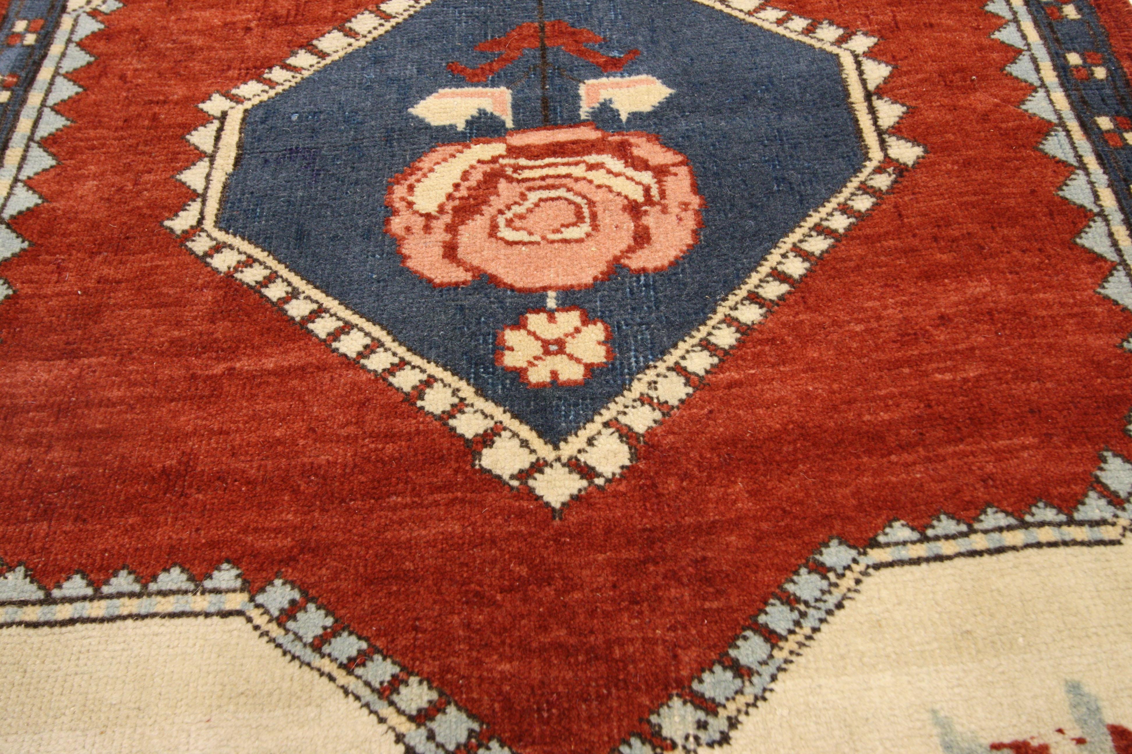 52422 Vintage Turkish Oushak rug with Jacobean style. Character and charm collide in this beautiful Turkish Oushak rug with Jacobean style. This vintage Oushak rug is unique among its kind, boasting an extraordinarily delightful composition. A