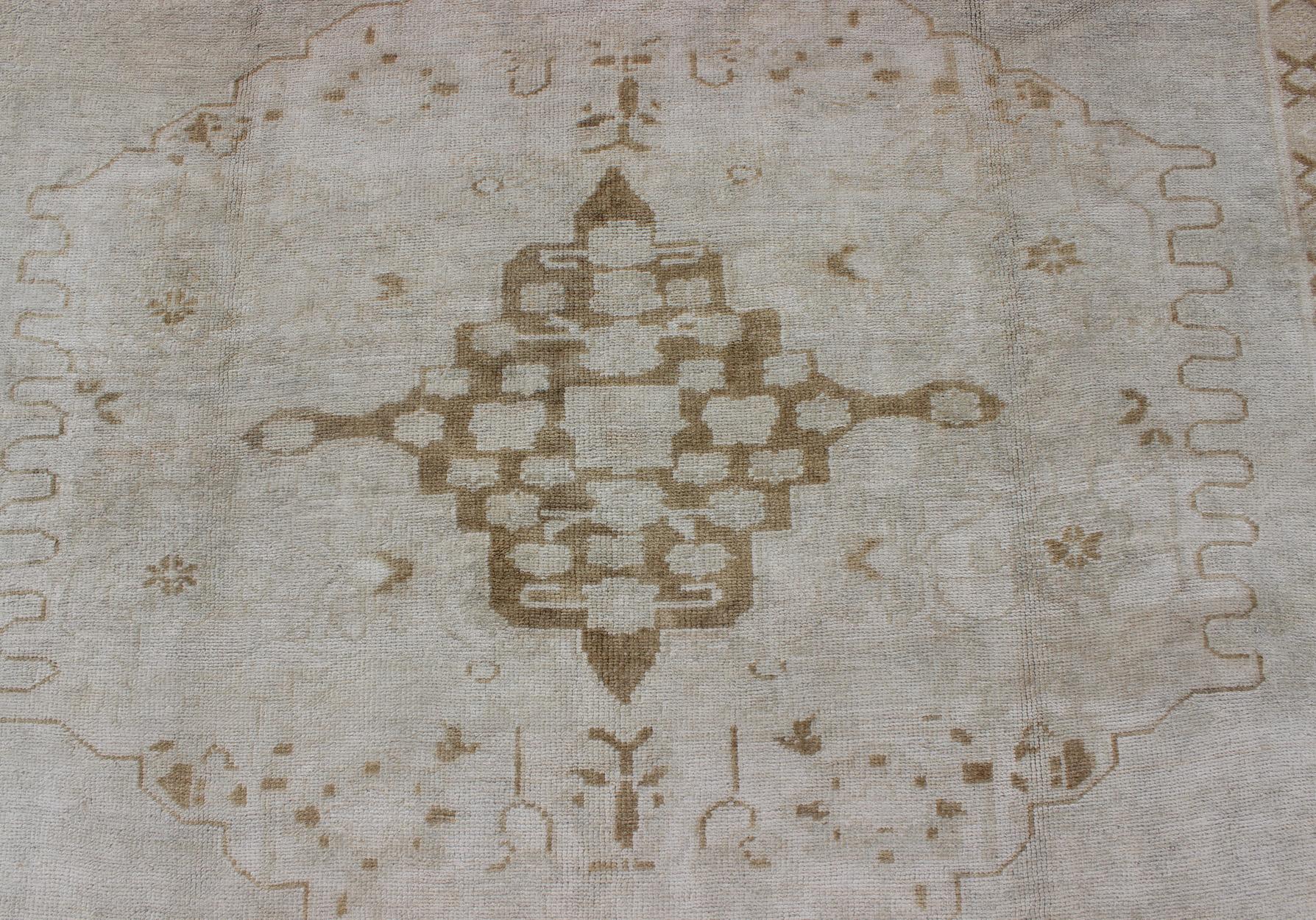 Türkischer Oushak-Teppich mit großem zentralem Medaillon in neutralen Tönen, Vintage im Angebot 2