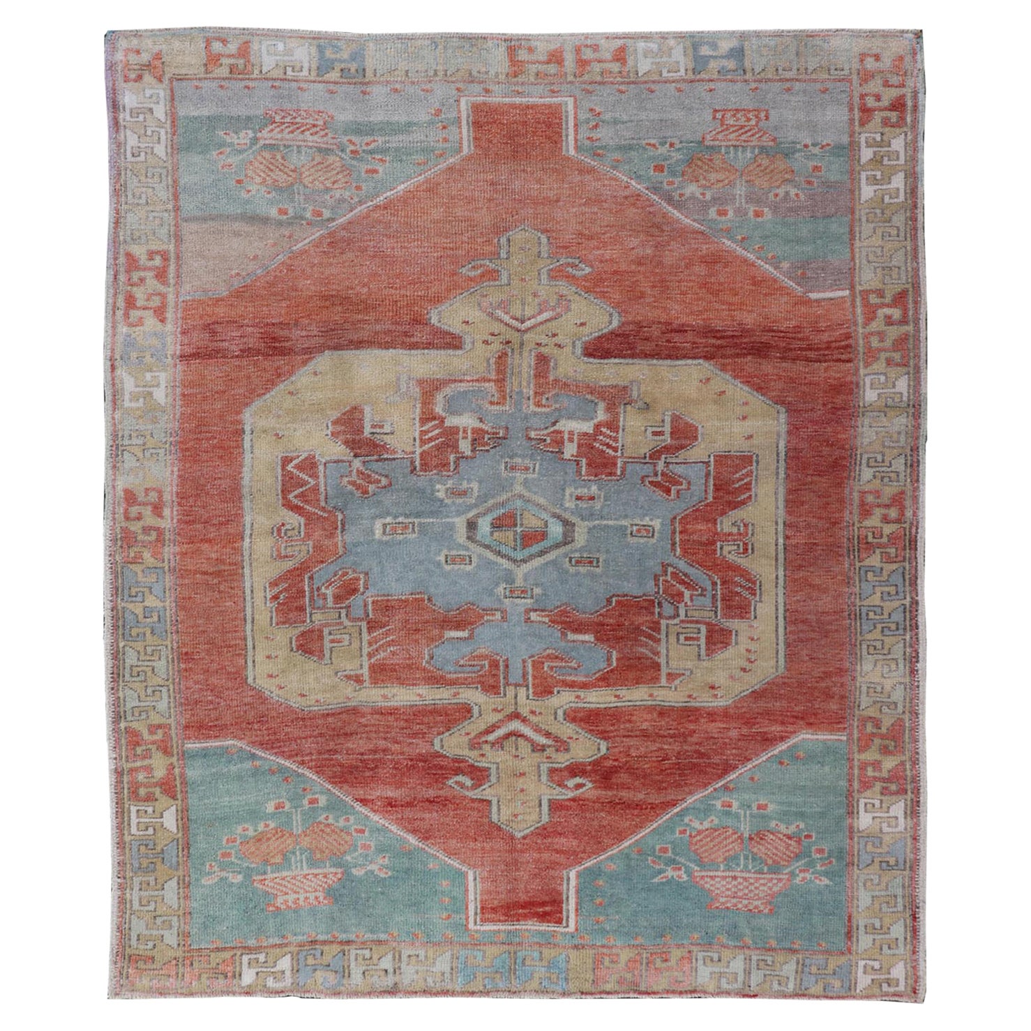 Türkischer Oushak-Teppich im Vintage-Stil mit großem Medaillonmuster in zartem Rot, Blau, Gelb
