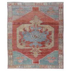 Türkischer Oushak-Teppich im Vintage-Stil mit großem Medaillonmuster in zartem Rot, Blau, Gelb