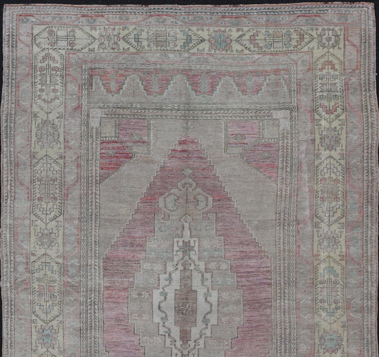 Vintage Turkish Oushak Rug with Layered Medallion Design For Sale 3