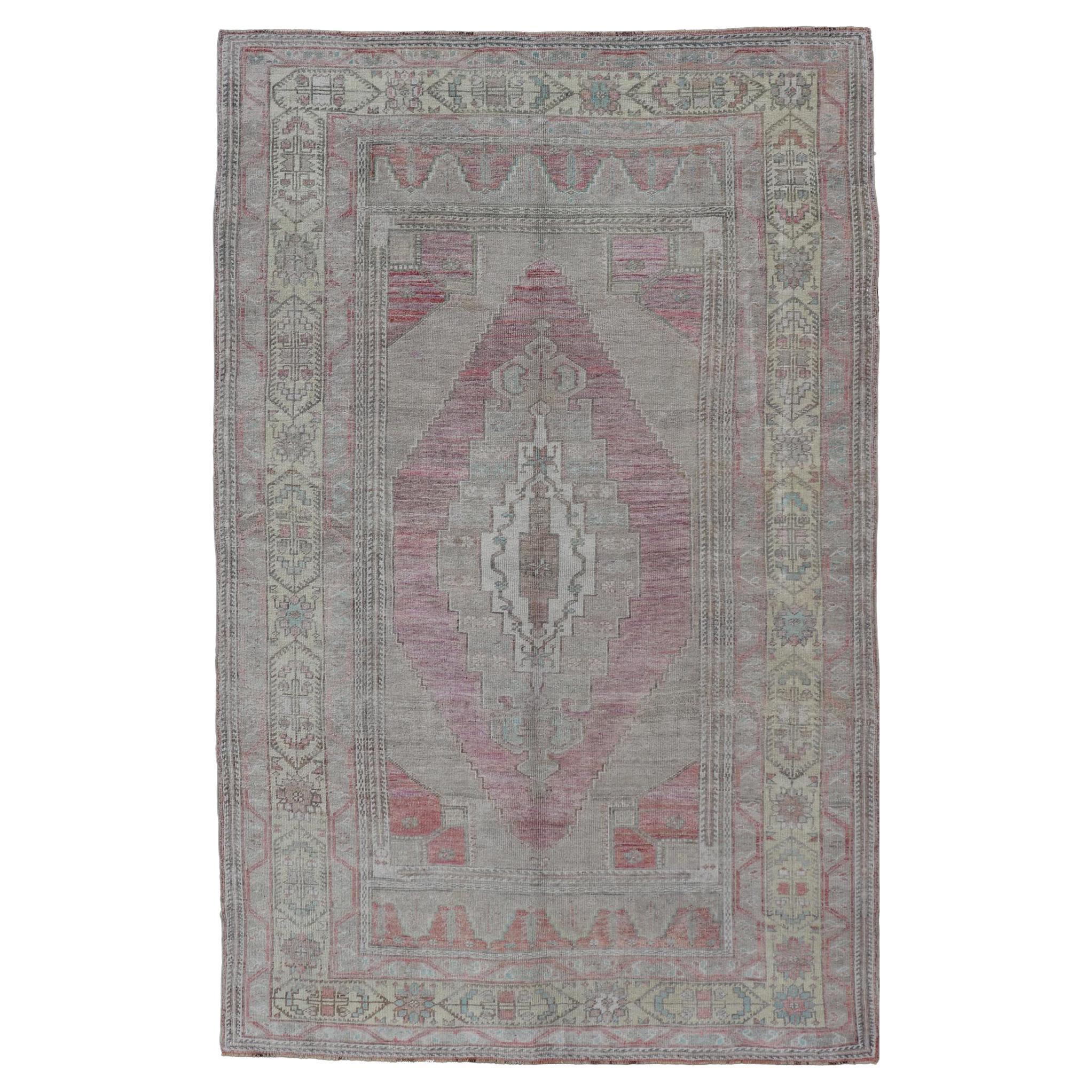 Türkischer Oushak-Teppich mit mehrlagigem Medaillonmuster, Vintage