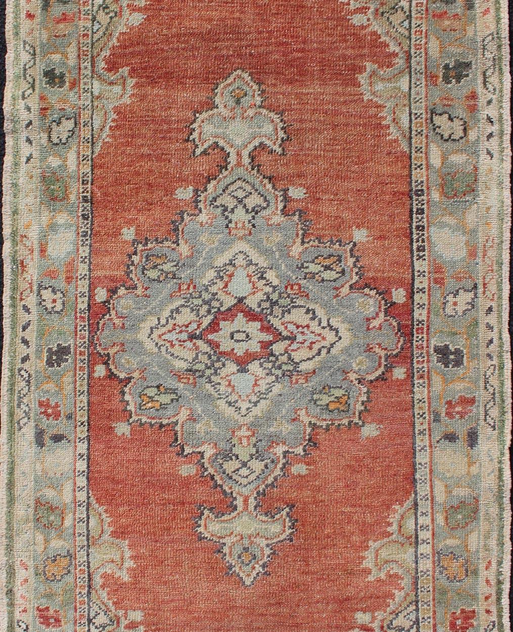 Vintage Turkish Oushak Rug with Layered Medallion on Soft Coral Color Background In Good Condition For Sale In Atlanta, GA