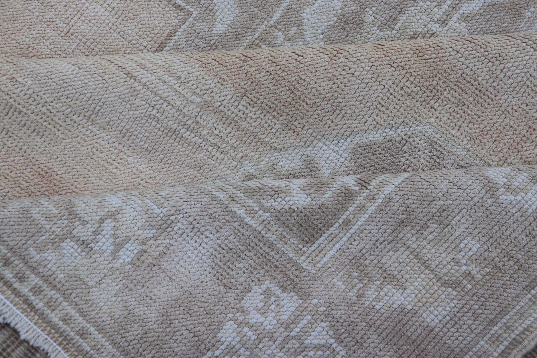 Tapis turc vintage Oushak avec des tons de brun clair, de blush et d'ivoire  4'11 X 8'7 en vente 3