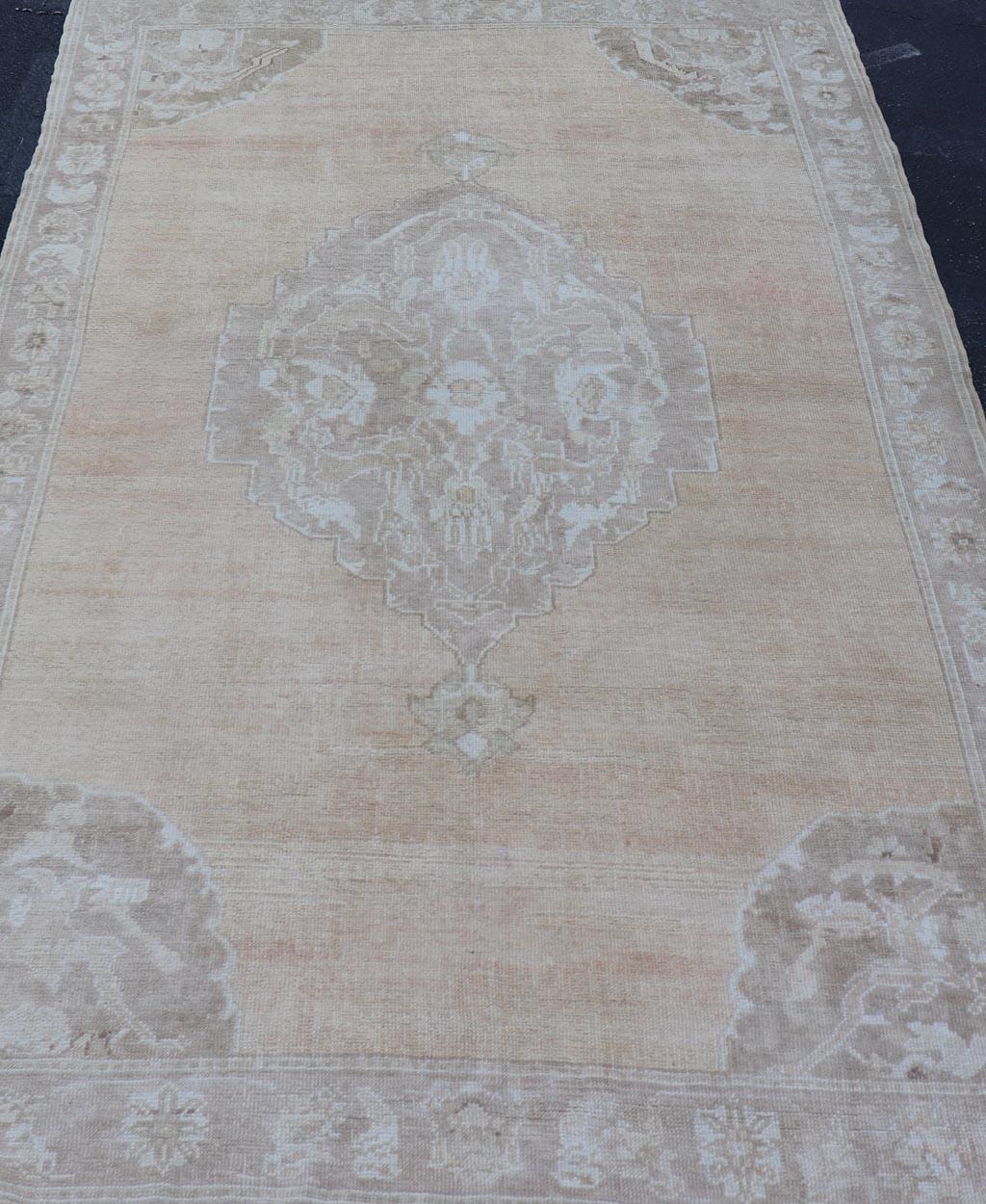 Tapis turc vintage Oushak avec des tons de brun clair, de blush et d'ivoire  4'11 X 8'7 en vente 4