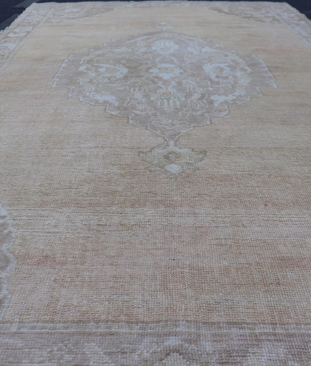 Tapis turc vintage Oushak avec des tons de brun clair, de blush et d'ivoire  4'11 X 8'7 en vente 5