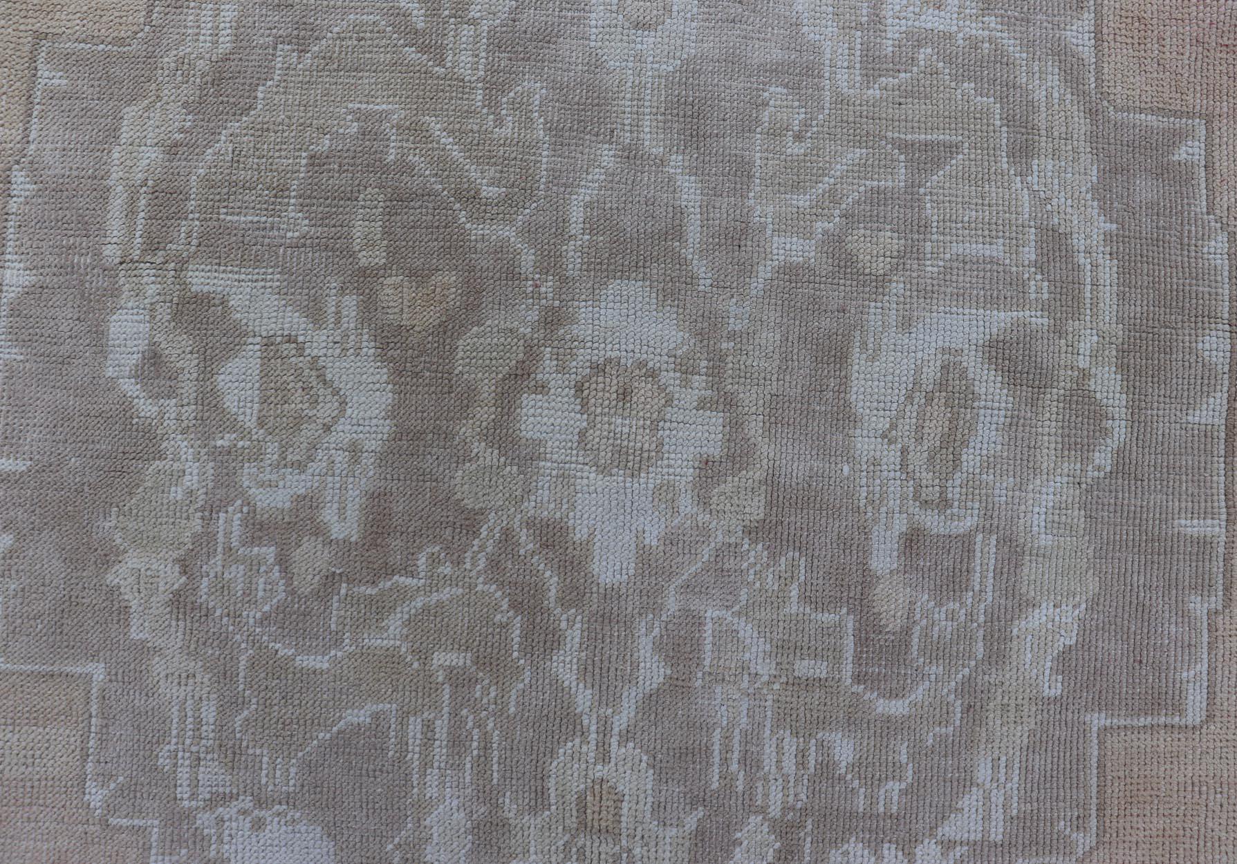 Tapis turc vintage Oushak avec des tons de brun clair, de blush et d'ivoire  4'11 X 8'7 en vente 6