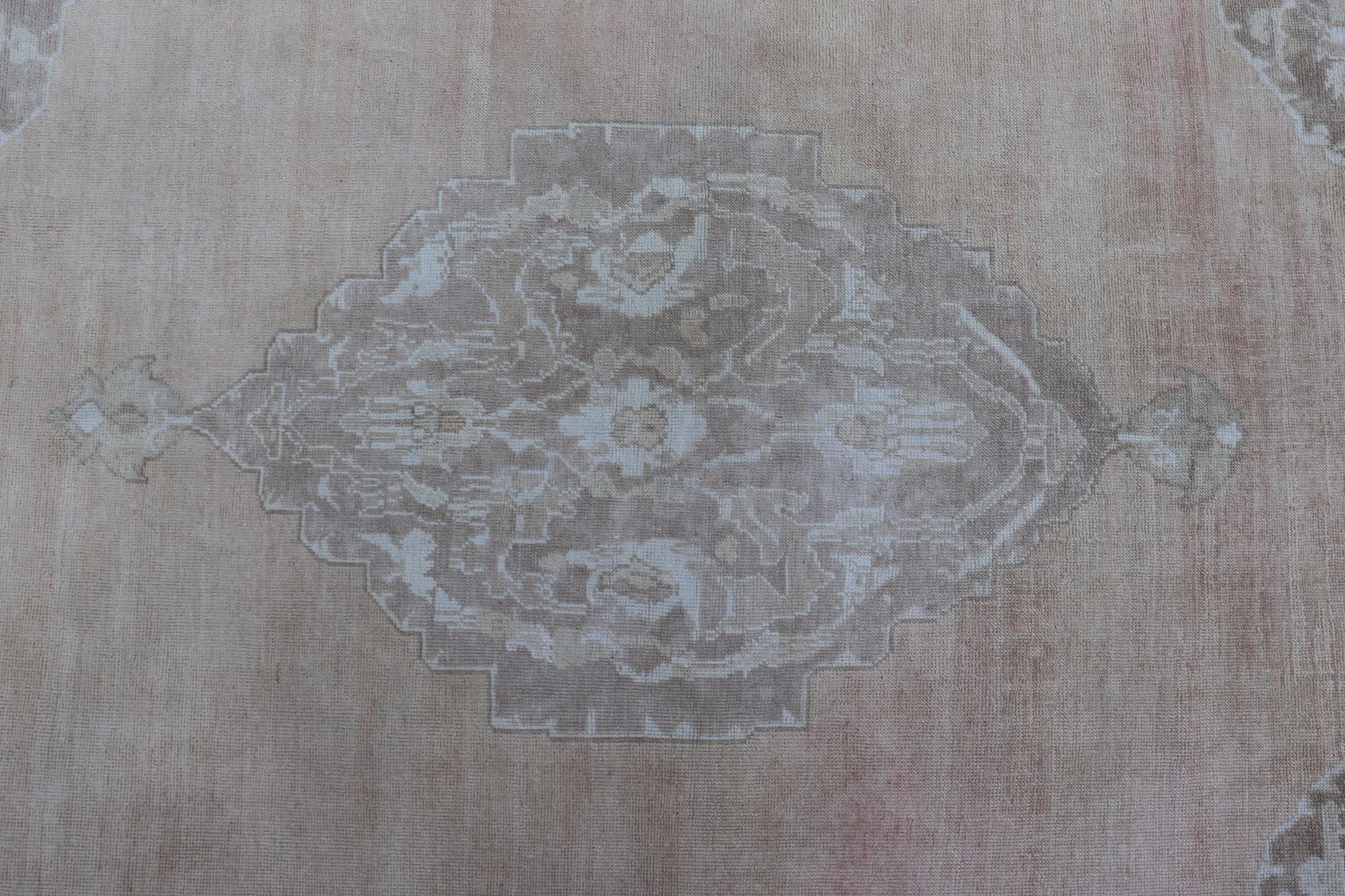 Mesures : 4'11 x 8'7
Tapis Oushak turc vintage avec des tons blush et ivoire délavés 4'11 X 8'7. Keivan Woven Arts / Tapis EN-4544, pays d'origine / type : Turquie / Oushak, circa 1940.

Ce tapis Oushak turc vintage présente un équilibre élégant de