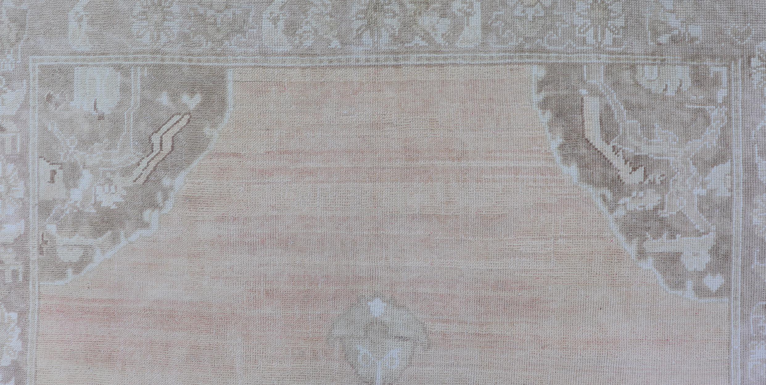 Turc Tapis turc vintage Oushak avec des tons de brun clair, de blush et d'ivoire  4'11 X 8'7 en vente