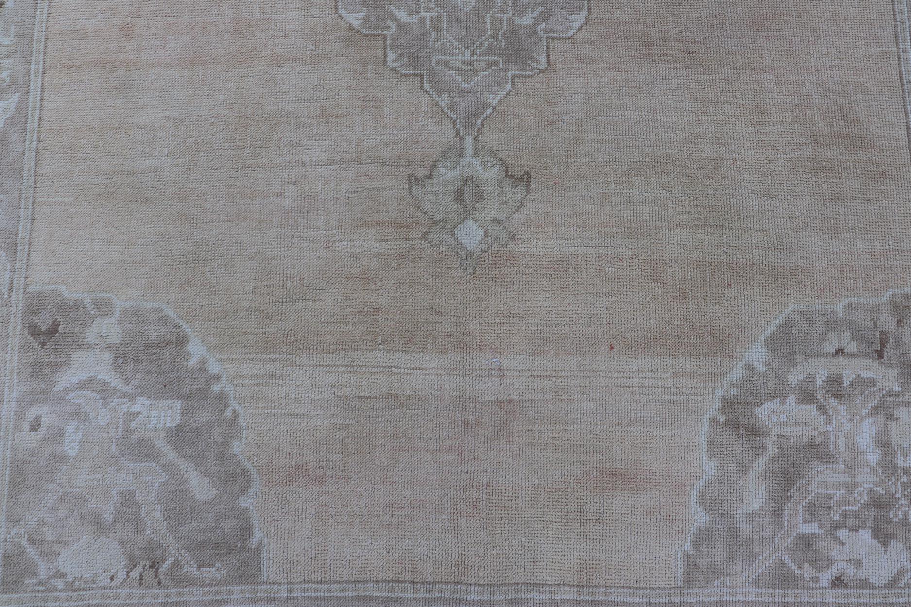 Noué à la main Tapis turc vintage Oushak avec des tons de brun clair, de blush et d'ivoire  4'11 X 8'7 en vente