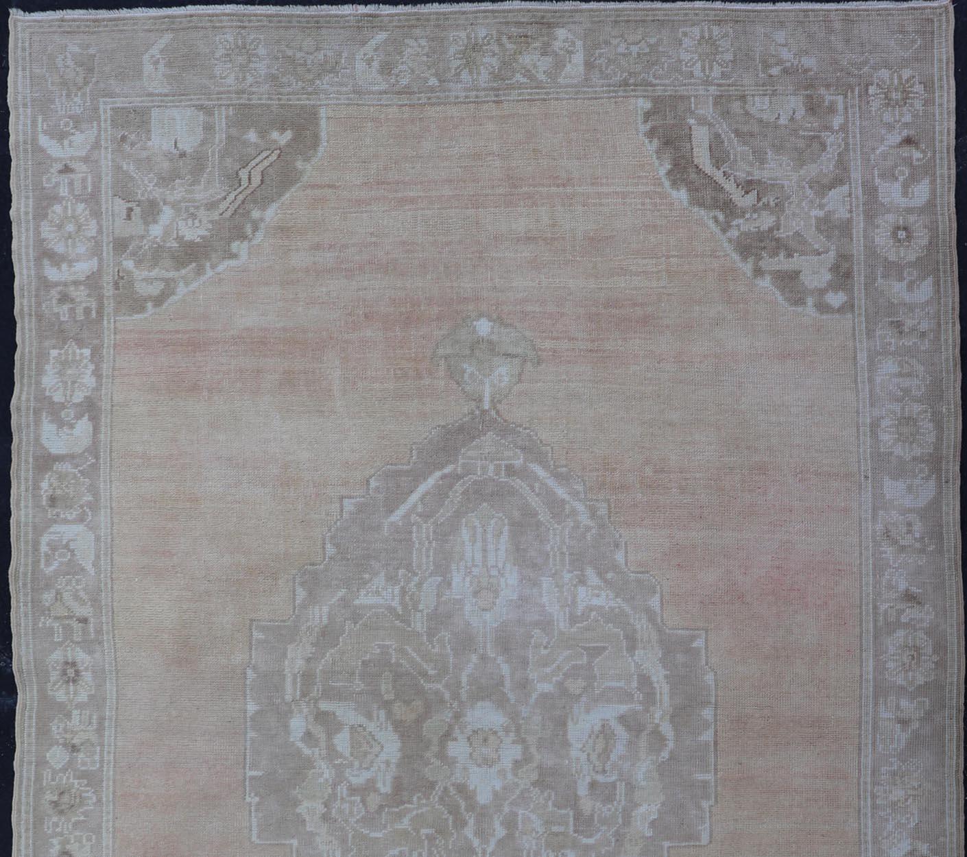 20ième siècle Tapis turc vintage Oushak avec des tons de brun clair, de blush et d'ivoire  4'11 X 8'7 en vente