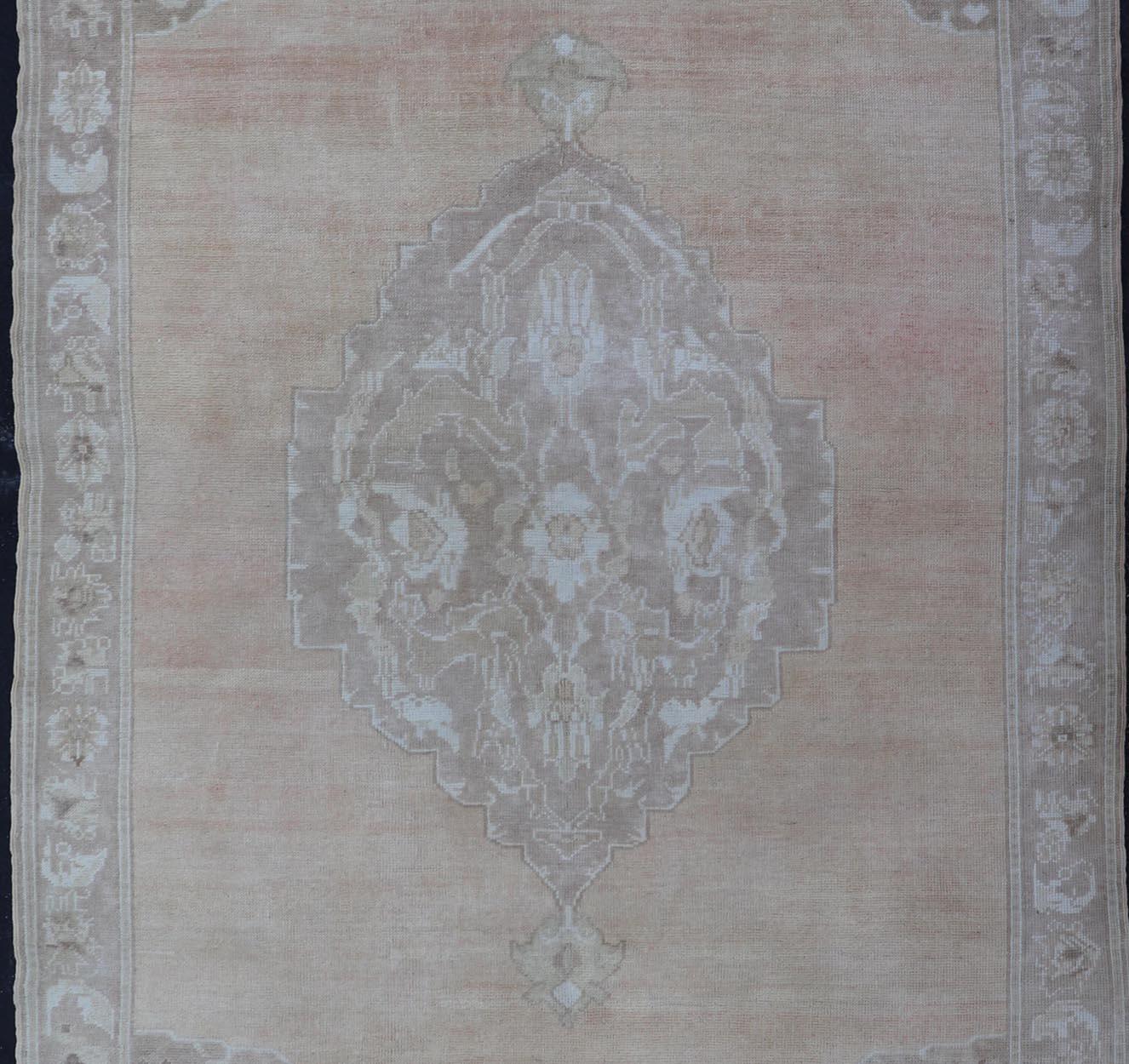 Laine Tapis turc vintage Oushak avec des tons de brun clair, de blush et d'ivoire  4'11 X 8'7 en vente