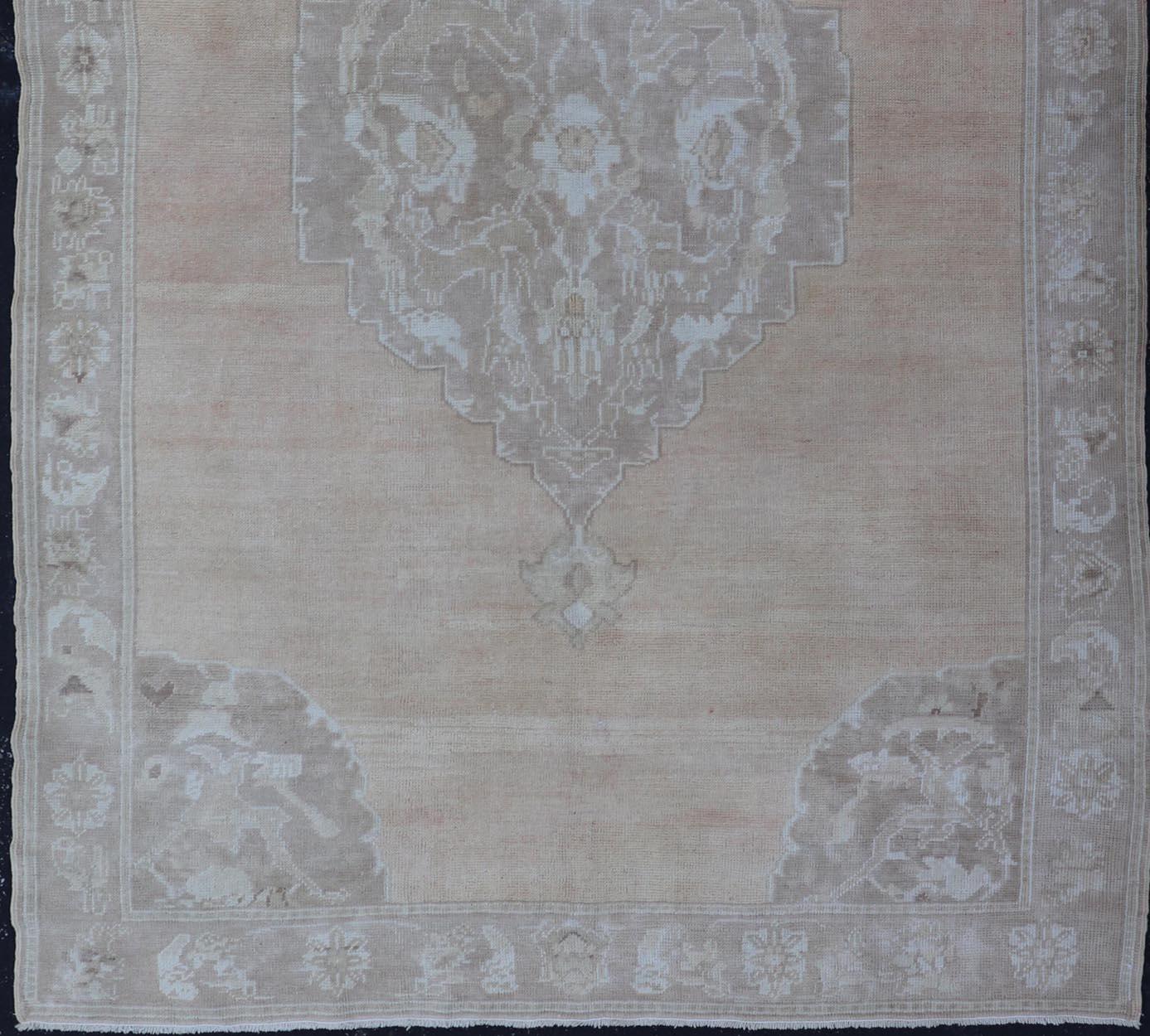 Tapis turc vintage Oushak avec des tons de brun clair, de blush et d'ivoire  4'11 X 8'7 en vente 1