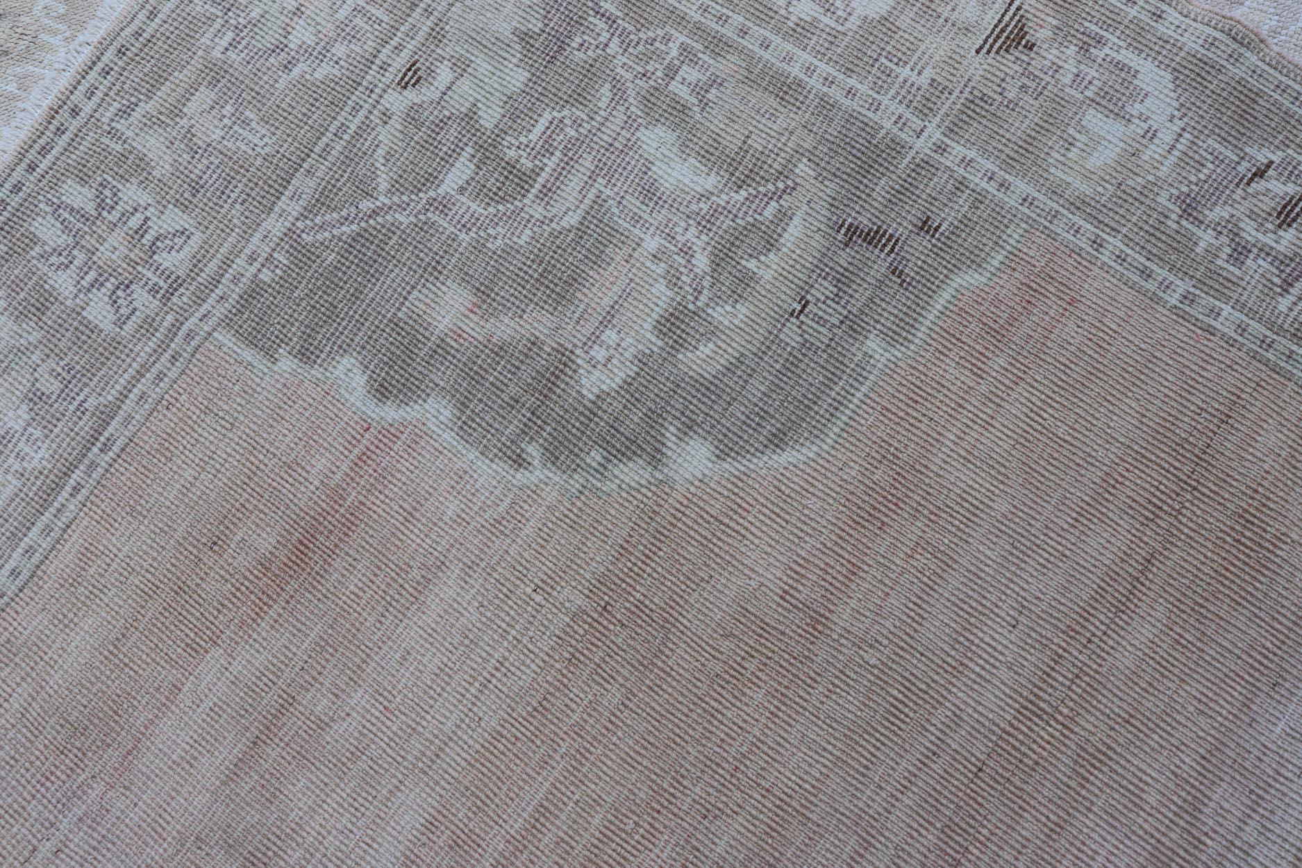 Tapis turc vintage Oushak avec des tons de brun clair, de blush et d'ivoire  4'11 X 8'7 en vente 2
