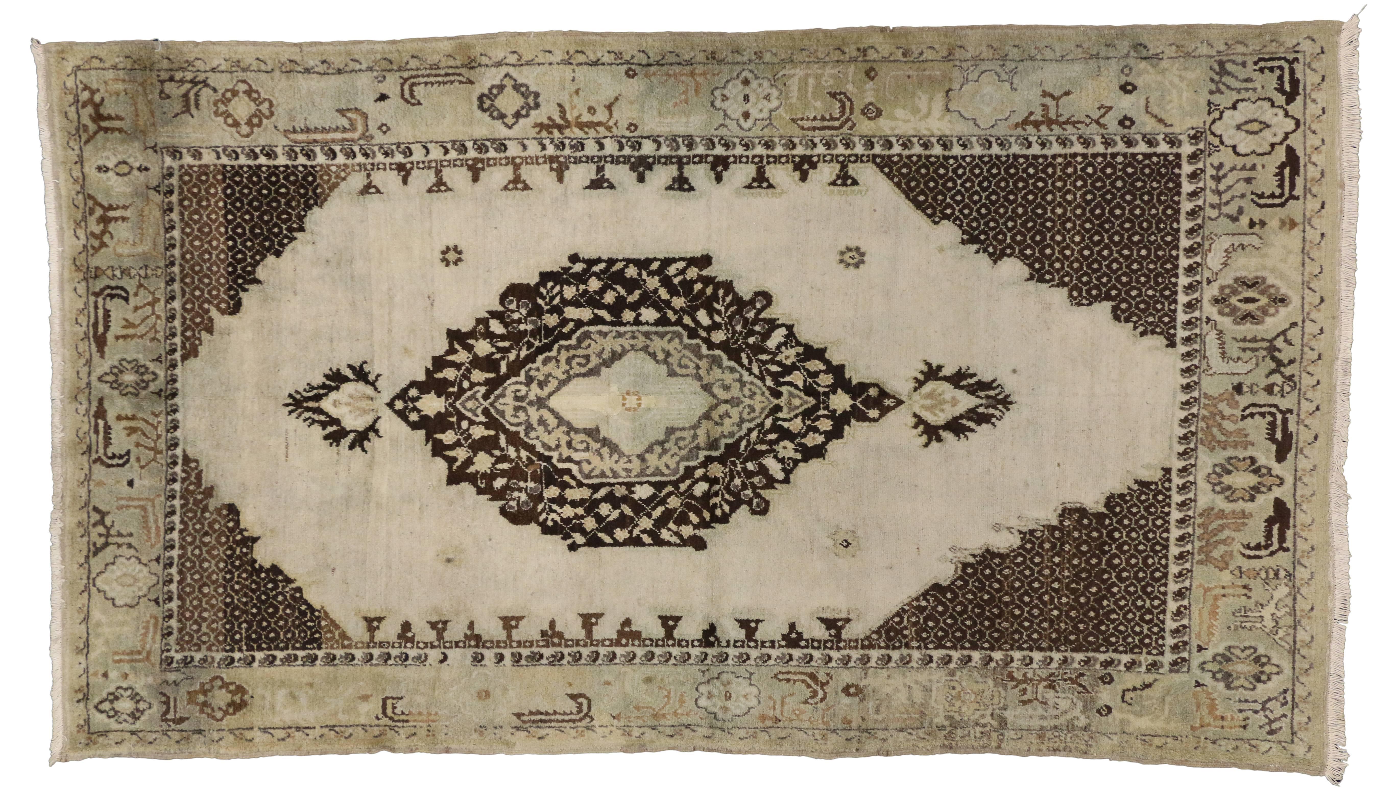 Vintage Turkish Oushak Rug with Medallion and Corner Design In Good Condition In Dallas, TX