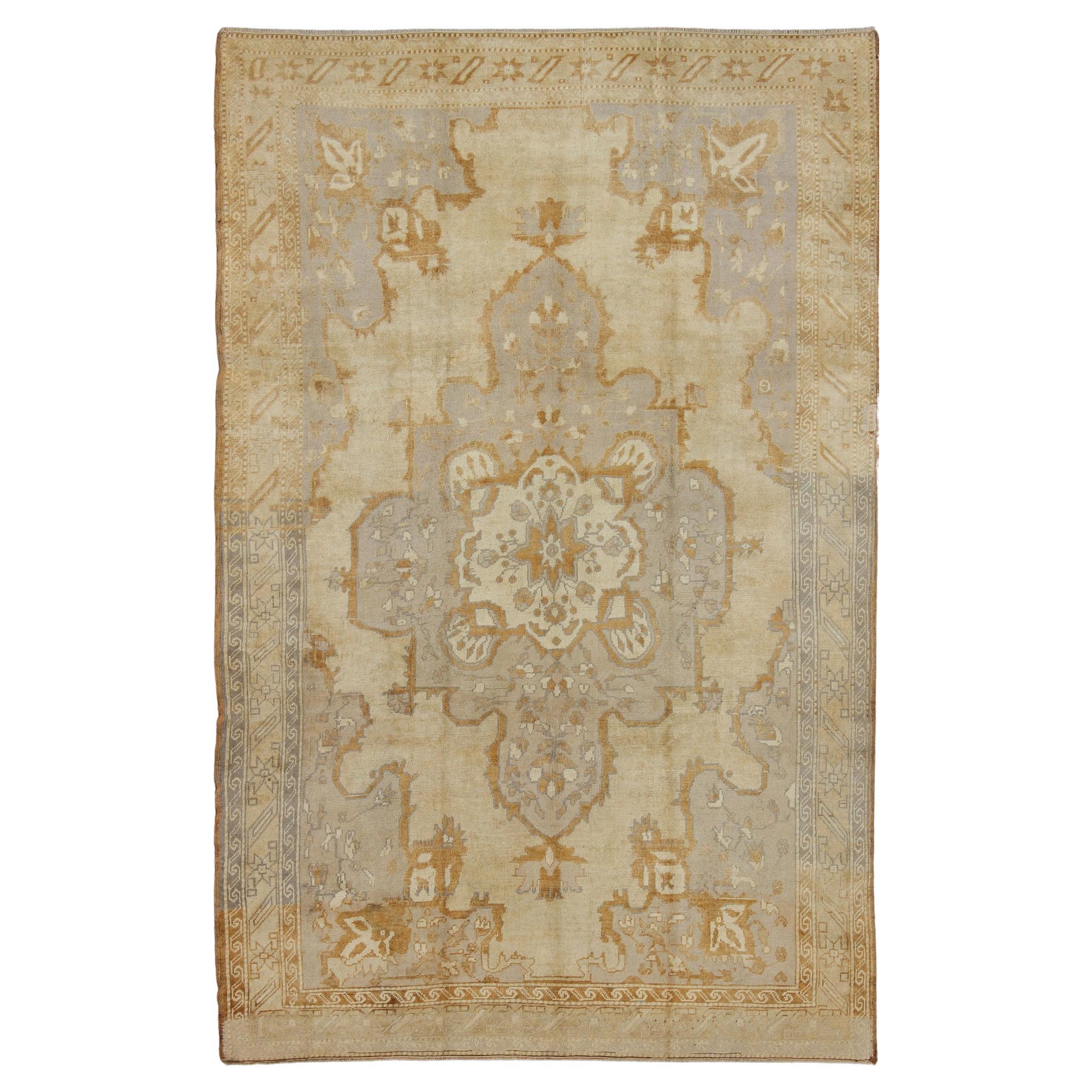 Tapis turc vintage d'Oushak avec motif de médaillon et bordure florale à corniche