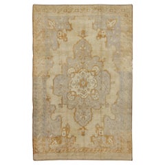 Türkischer Oushak-Teppich im Vintage-Stil mit Medaillonmuster und floraler Bordüre