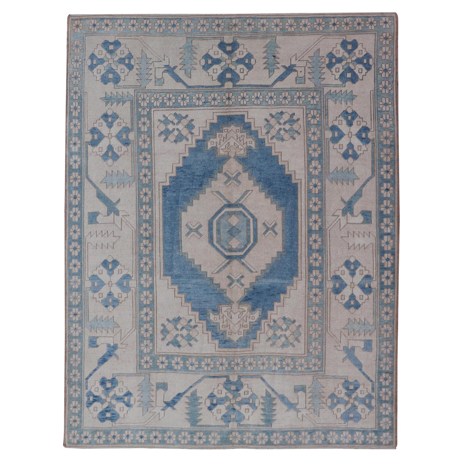 Tapis turc vintage Oushak avec motif de médaillon en bleu, Lt. Sarcelle et ivoire